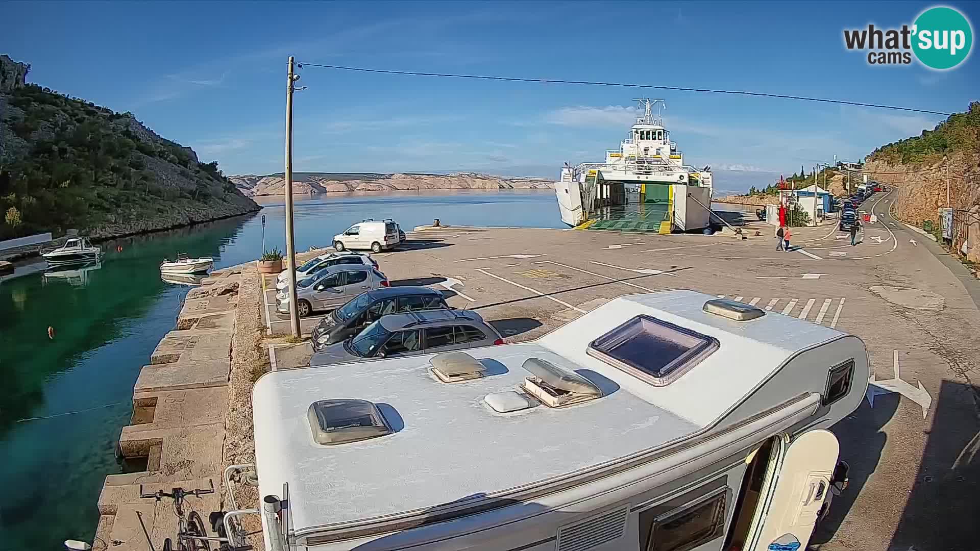 Spletna kamera trajektno pristanišče Prizna – proti otoku Pag