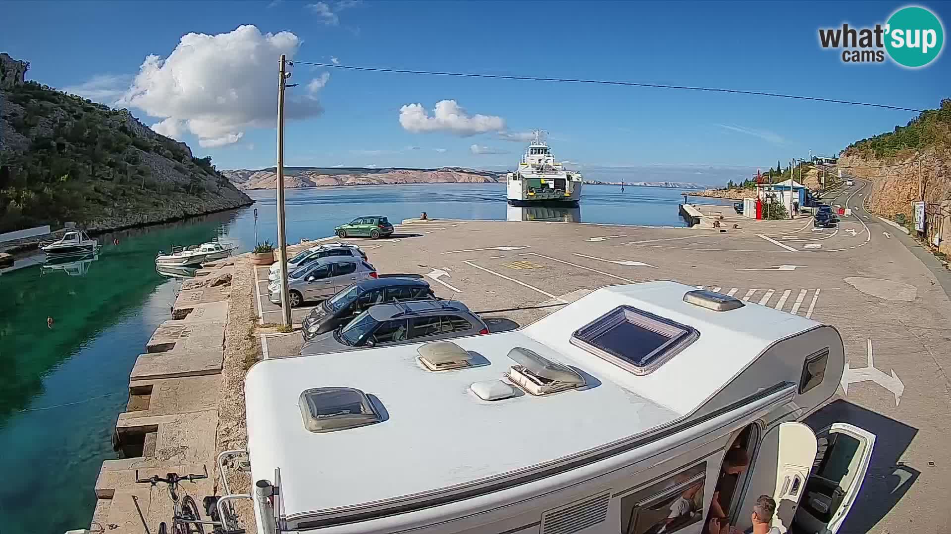 Spletna kamera trajektno pristanišče Prizna – proti otoku Pag