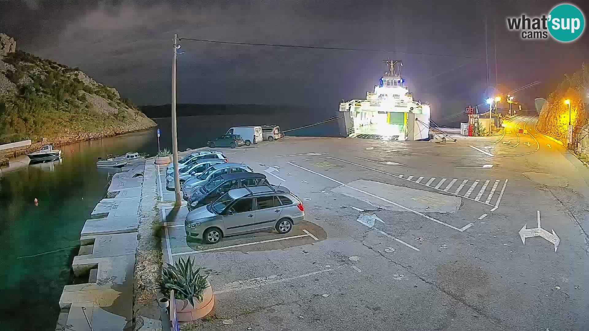 Spletna kamera trajektno pristanišče Prizna – proti otoku Pag