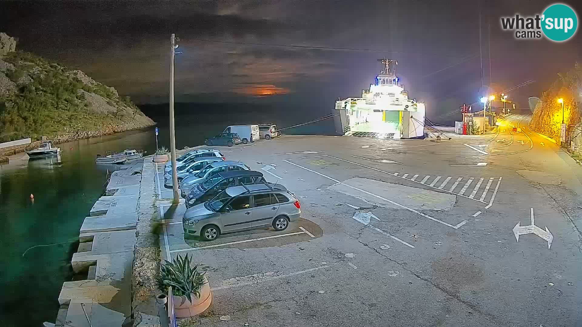 Spletna kamera trajektno pristanišče Prizna – proti otoku Pag