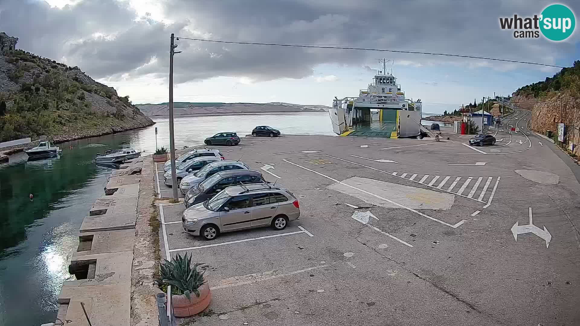 Spletna kamera trajektno pristanišče Prizna – proti otoku Pag