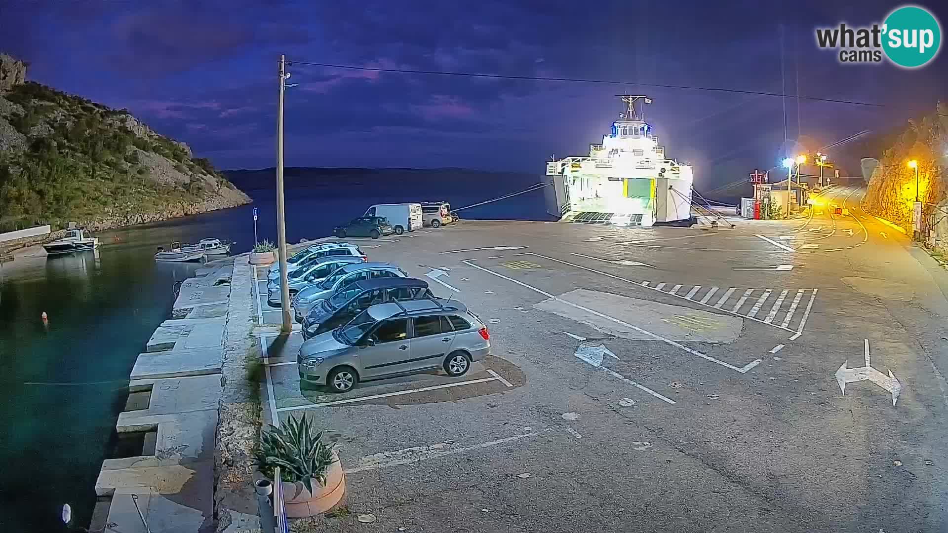 Spletna kamera trajektno pristanišče Prizna – proti otoku Pag