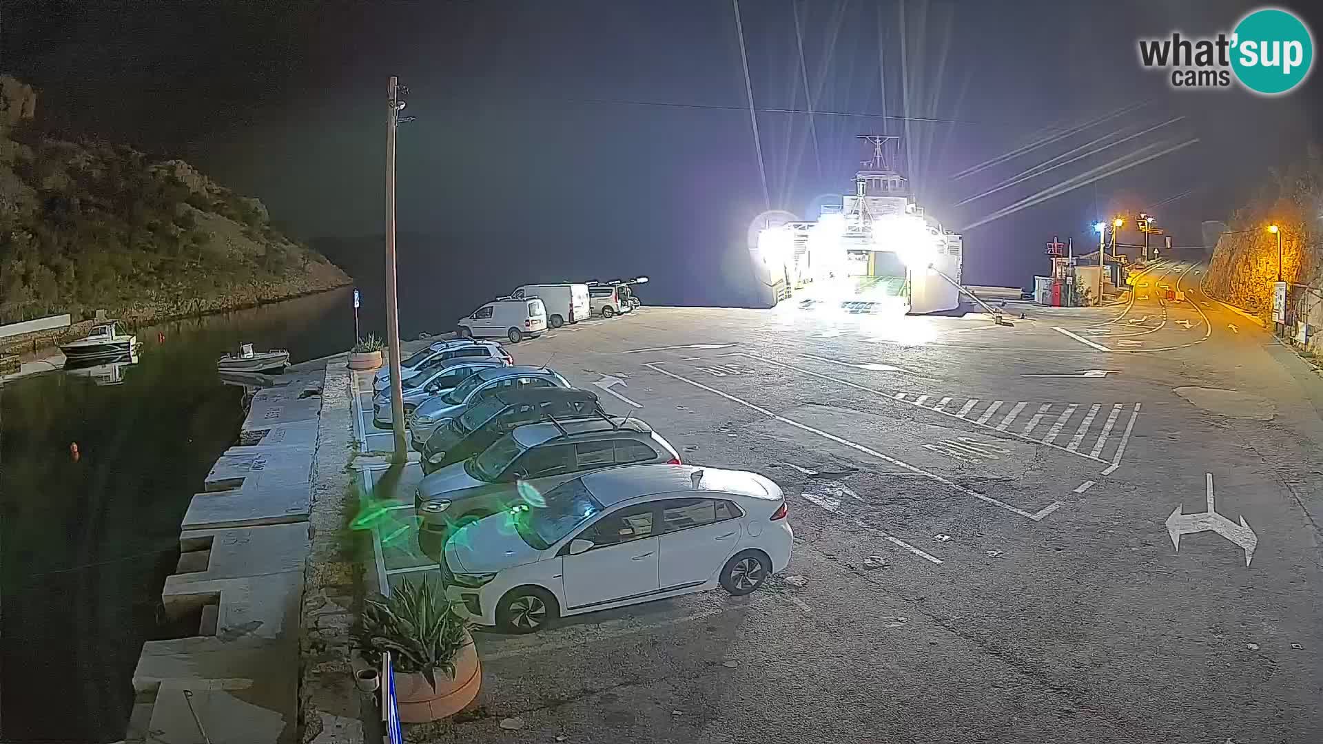 Spletna kamera trajektno pristanišče Prizna – proti otoku Pag