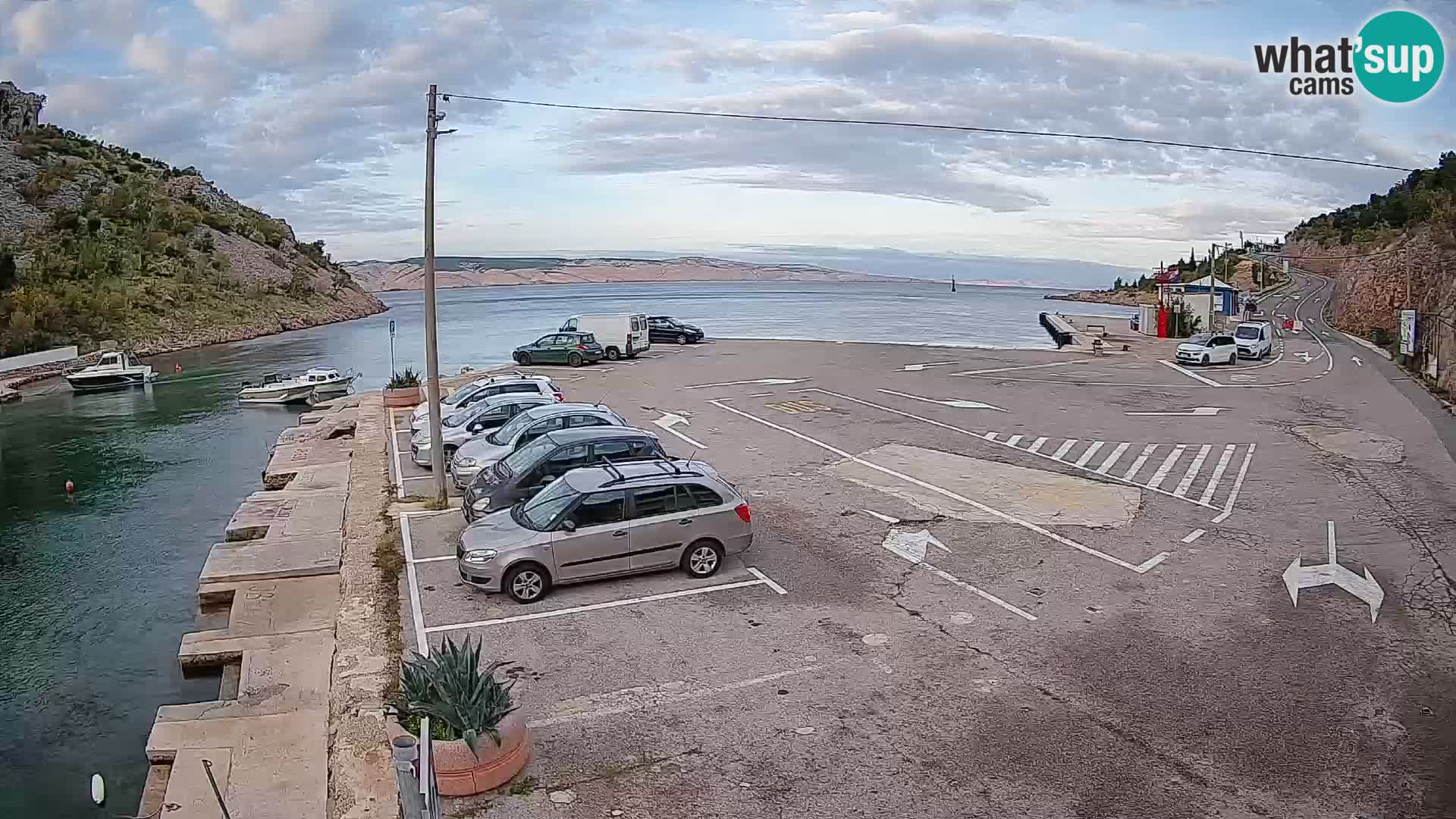 Spletna kamera trajektno pristanišče Prizna – proti otoku Pag