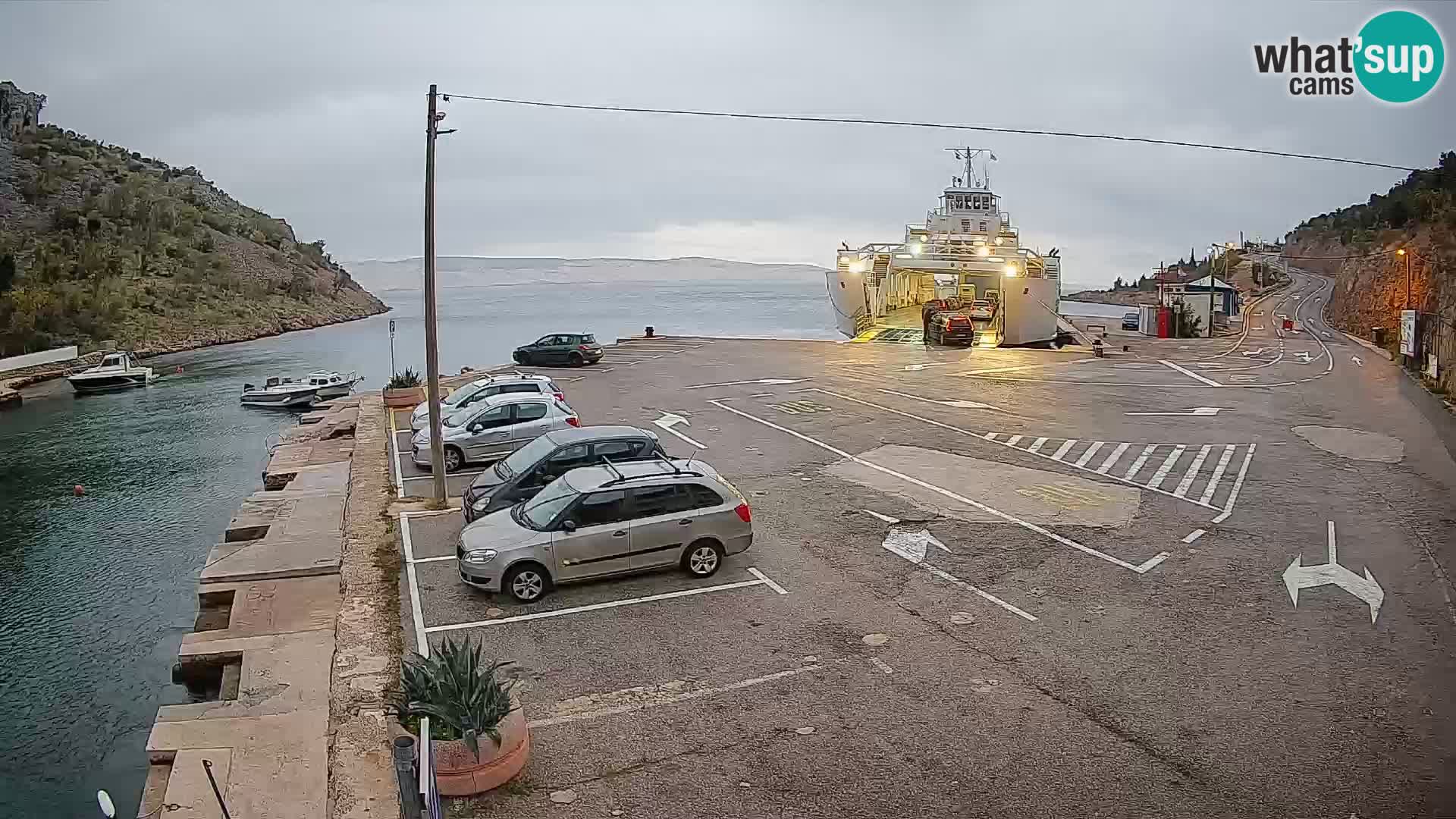 Spletna kamera trajektno pristanišče Prizna – proti otoku Pag