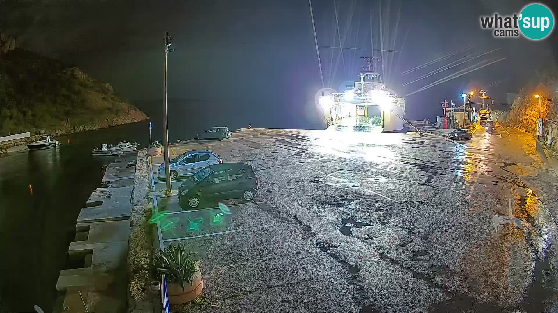 Spletna kamera trajektno pristanišče Prizna – proti otoku Pag