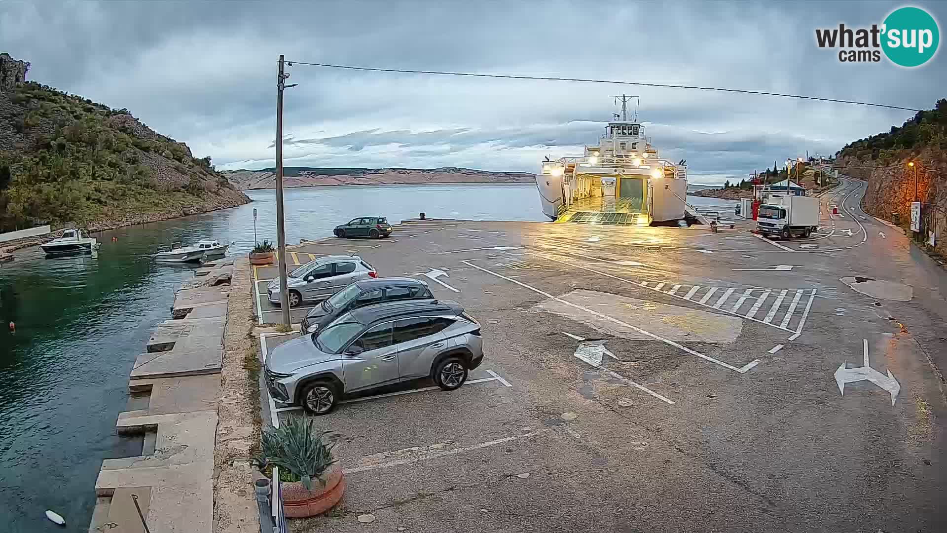 Web kamera trajektna luka Prizna – prema otoku Pag