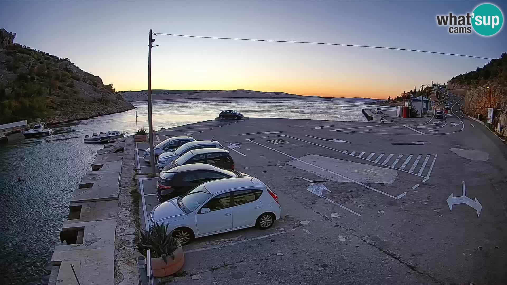 Spletna kamera trajektno pristanišče Prizna – proti otoku Pag