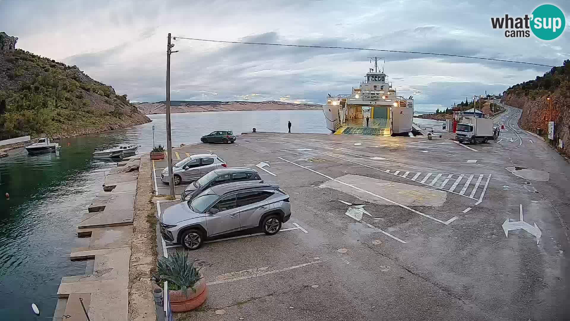 Webcam del puerto de ferris de Prizna – hacia la isla de Pag
