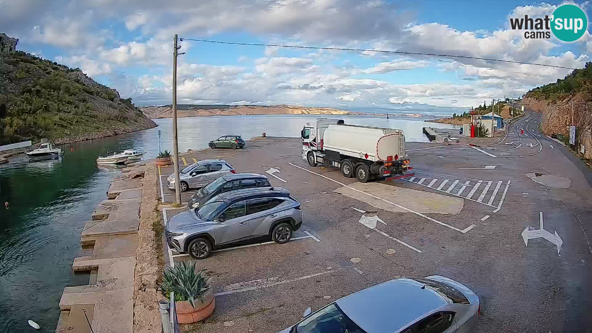 Spletna kamera trajektno pristanišče Prizna – proti otoku Pag