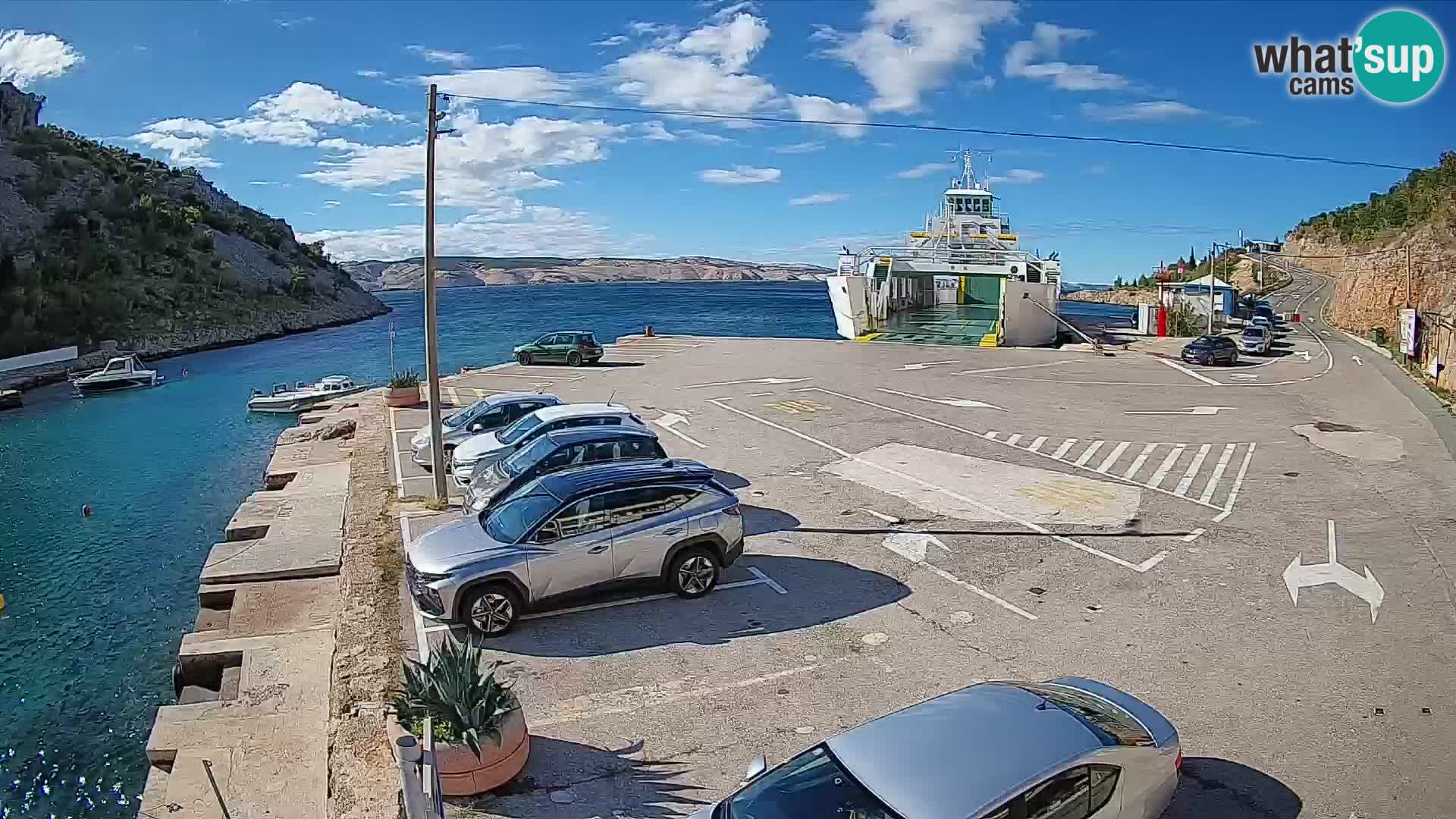 Spletna kamera trajektno pristanišče Prizna – proti otoku Pag