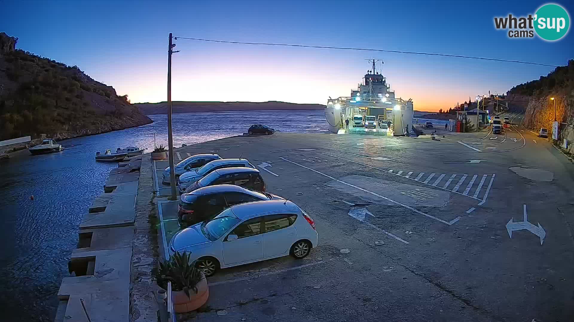 Webcam del puerto de ferris de Prizna – hacia la isla de Pag