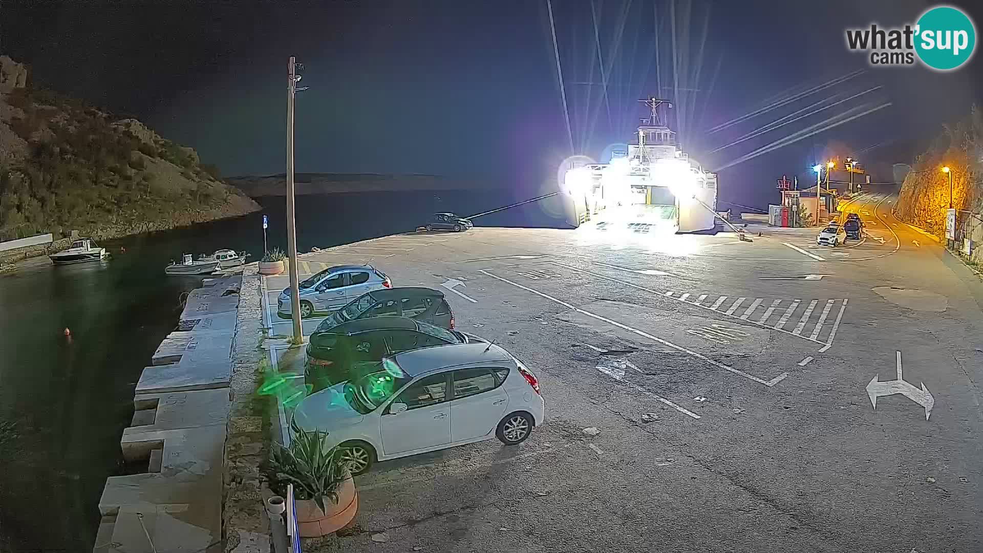 Spletna kamera trajektno pristanišče Prizna – proti otoku Pag