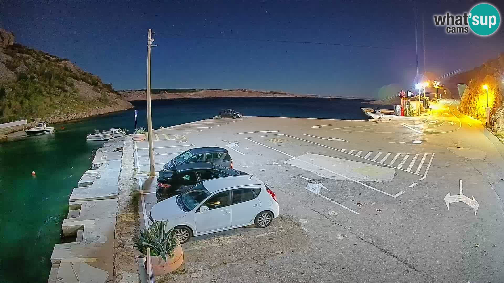 Spletna kamera trajektno pristanišče Prizna – proti otoku Pag