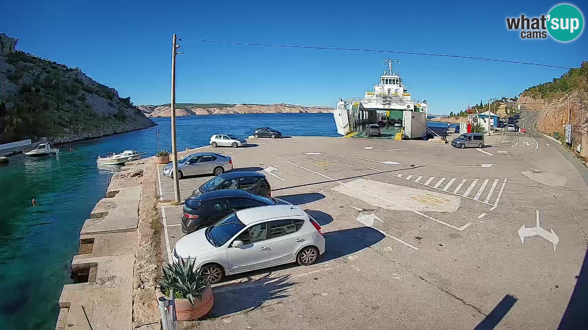 Spletna kamera trajektno pristanišče Prizna – proti otoku Pag