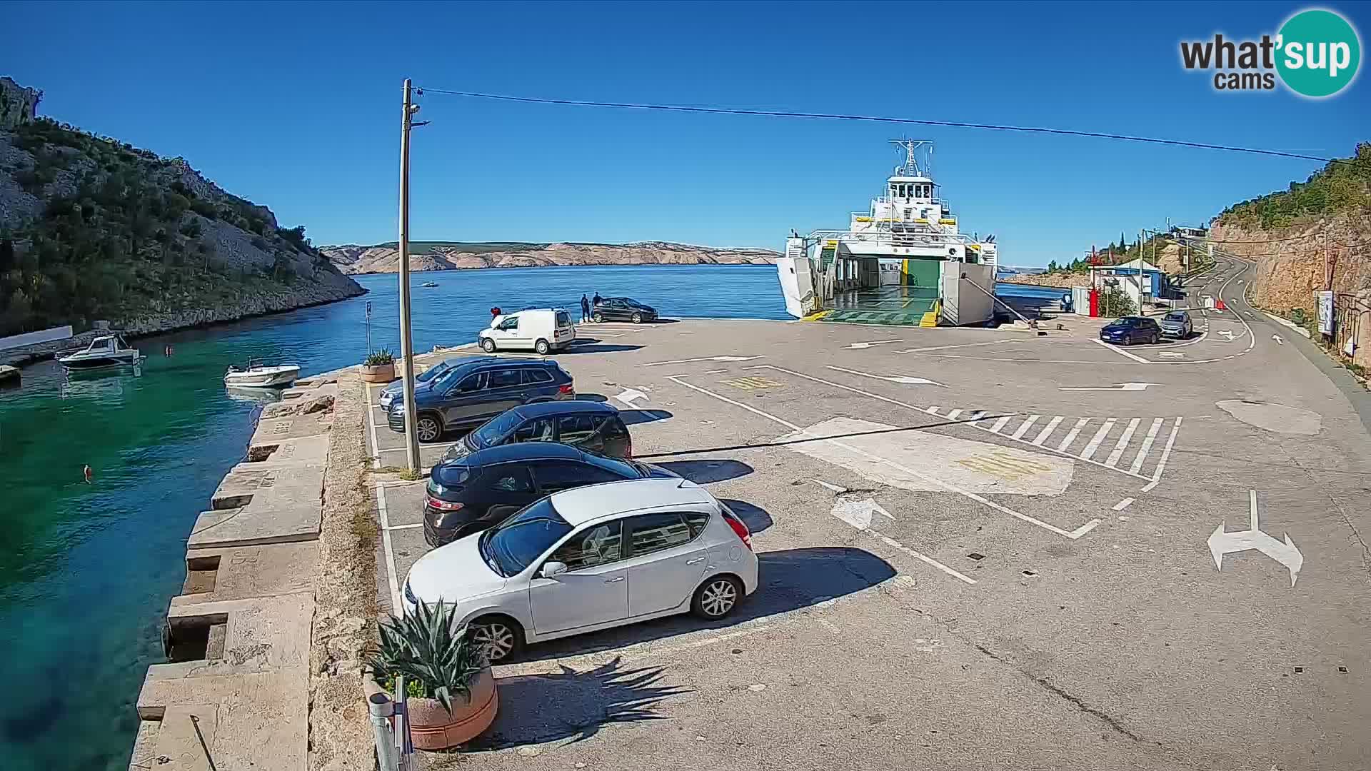 Spletna kamera trajektno pristanišče Prizna – proti otoku Pag