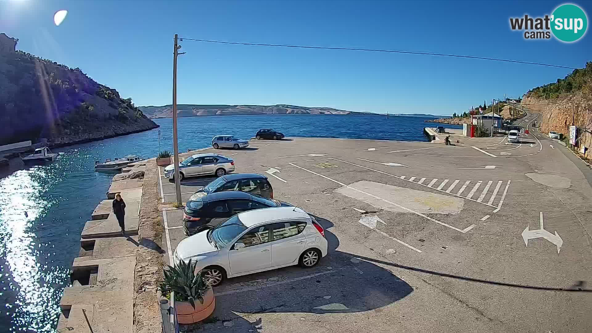 Spletna kamera trajektno pristanišče Prizna – proti otoku Pag