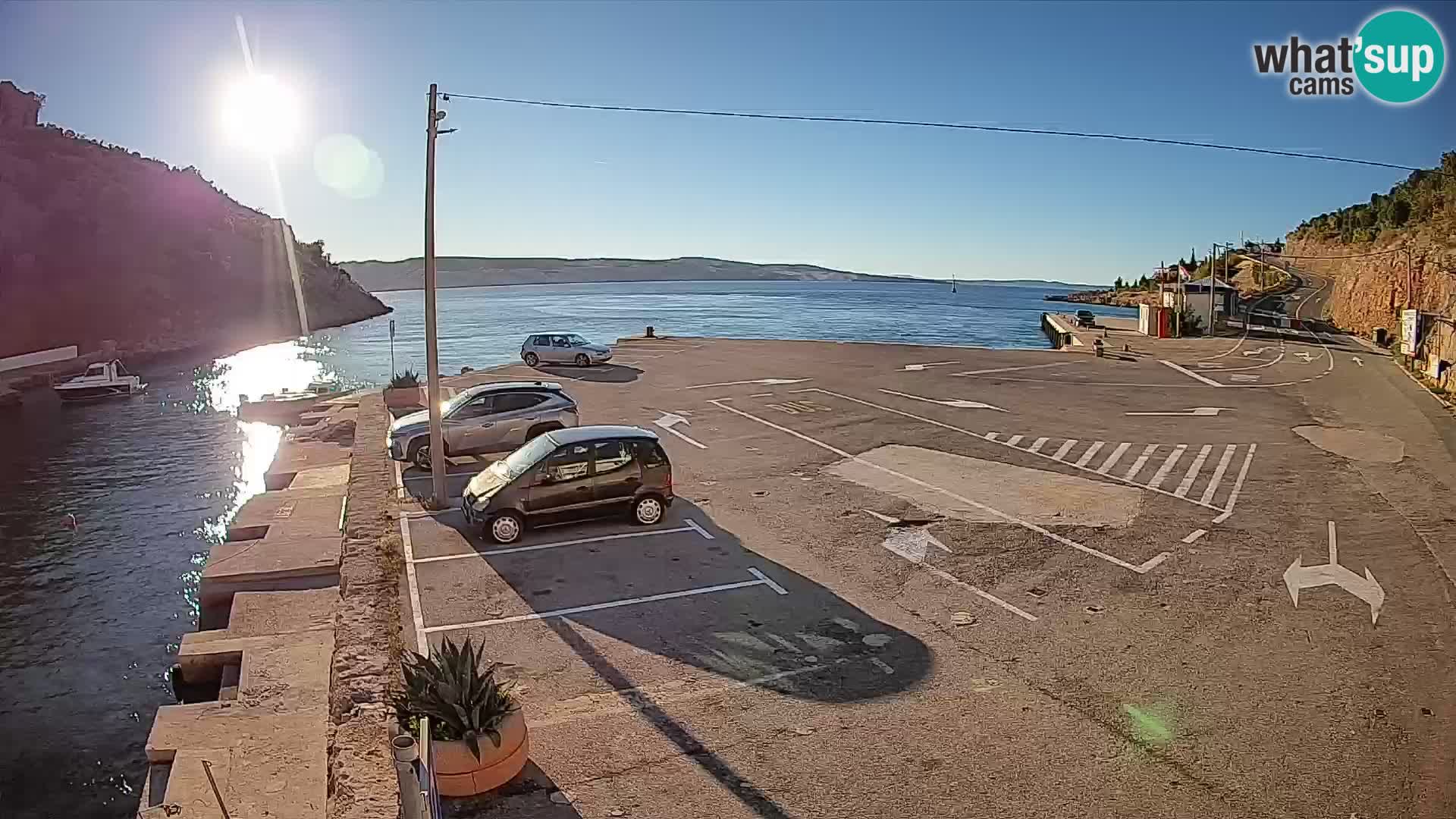 Spletna kamera trajektno pristanišče Prizna – proti otoku Pag