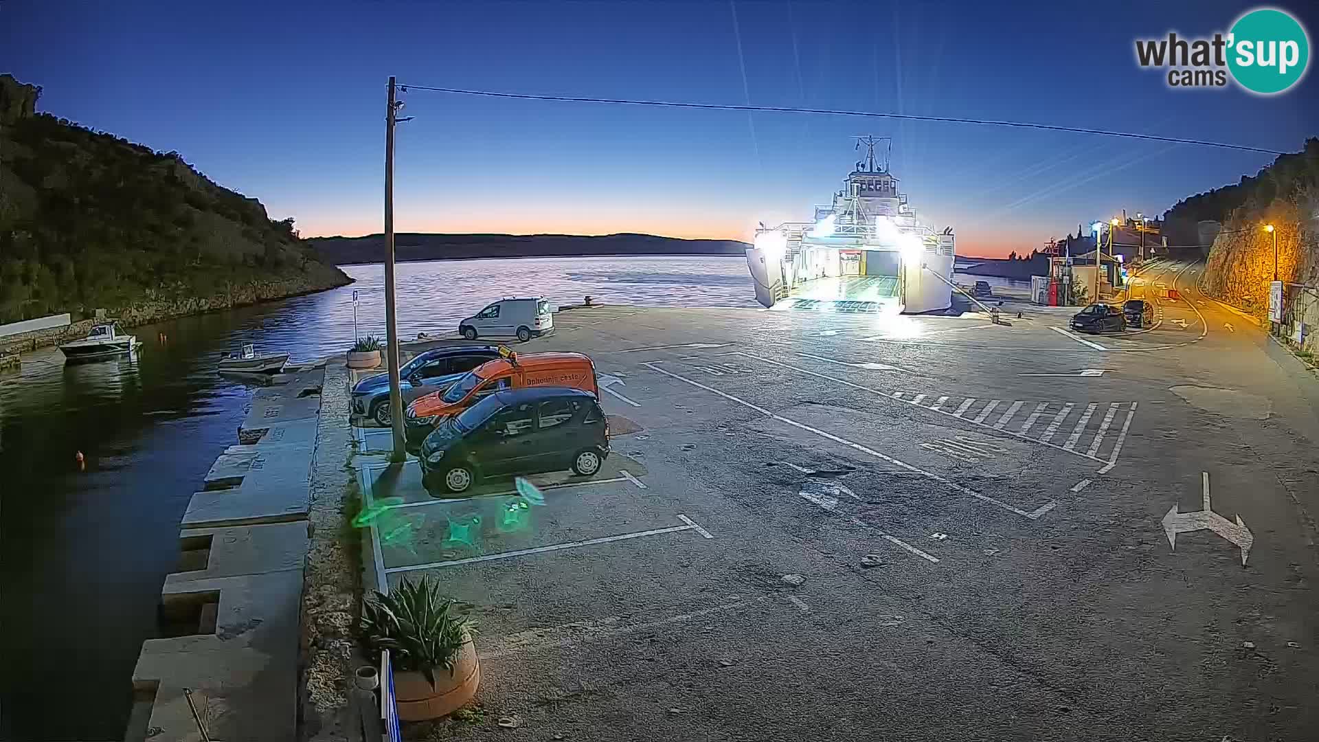 Spletna kamera trajektno pristanišče Prizna – proti otoku Pag