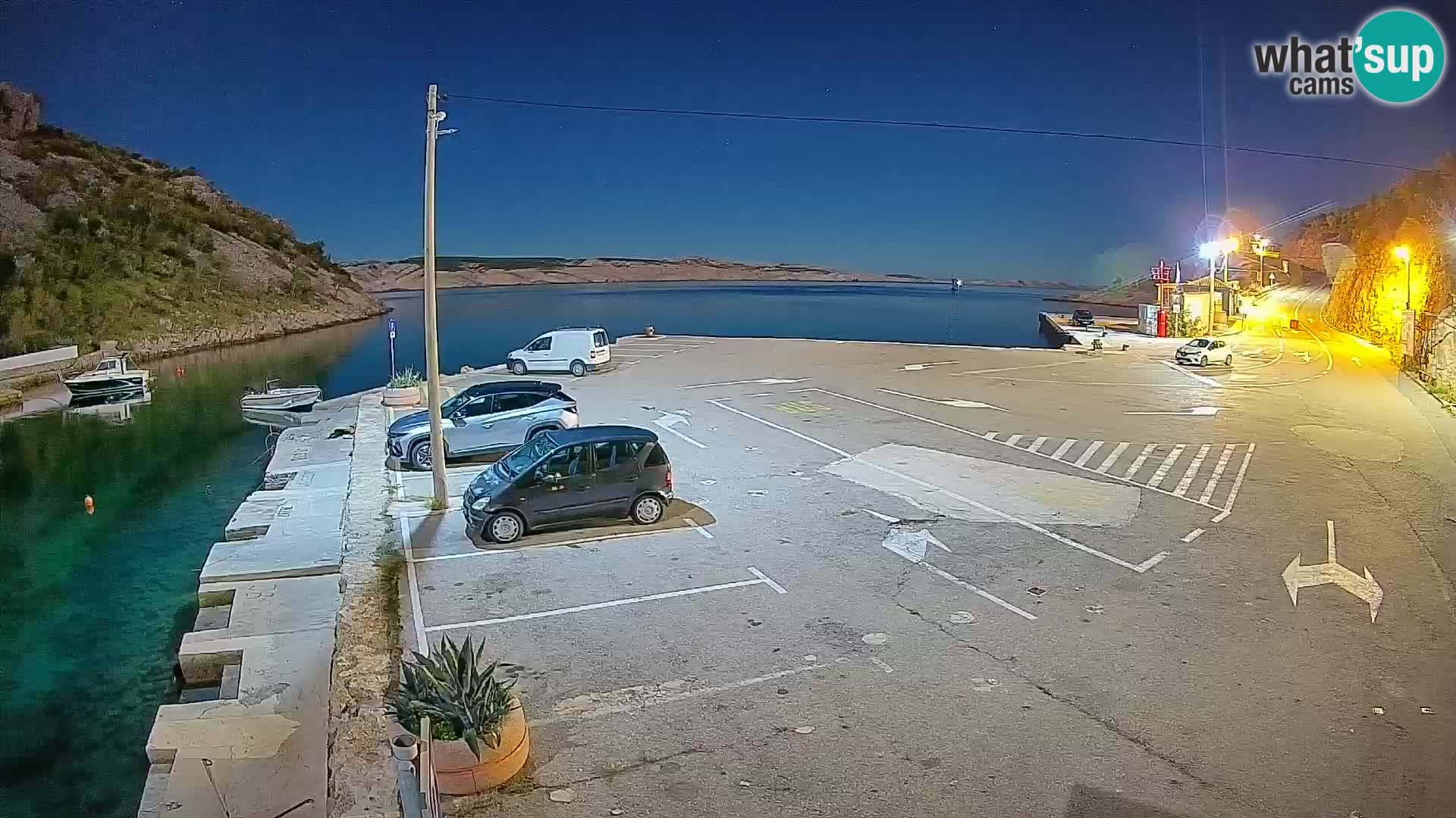 Spletna kamera trajektno pristanišče Prizna – proti otoku Pag