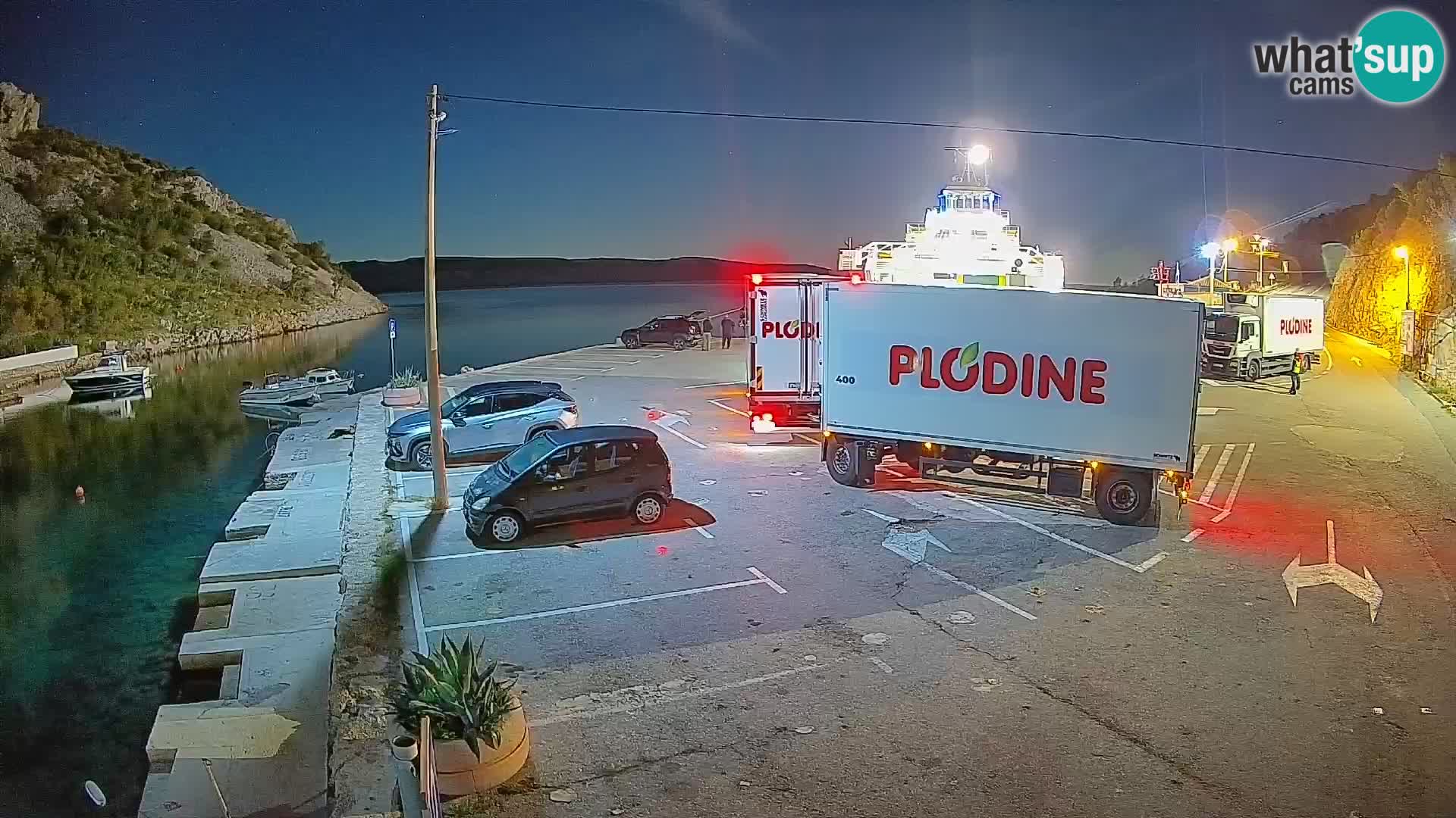 Spletna kamera trajektno pristanišče Prizna – proti otoku Pag