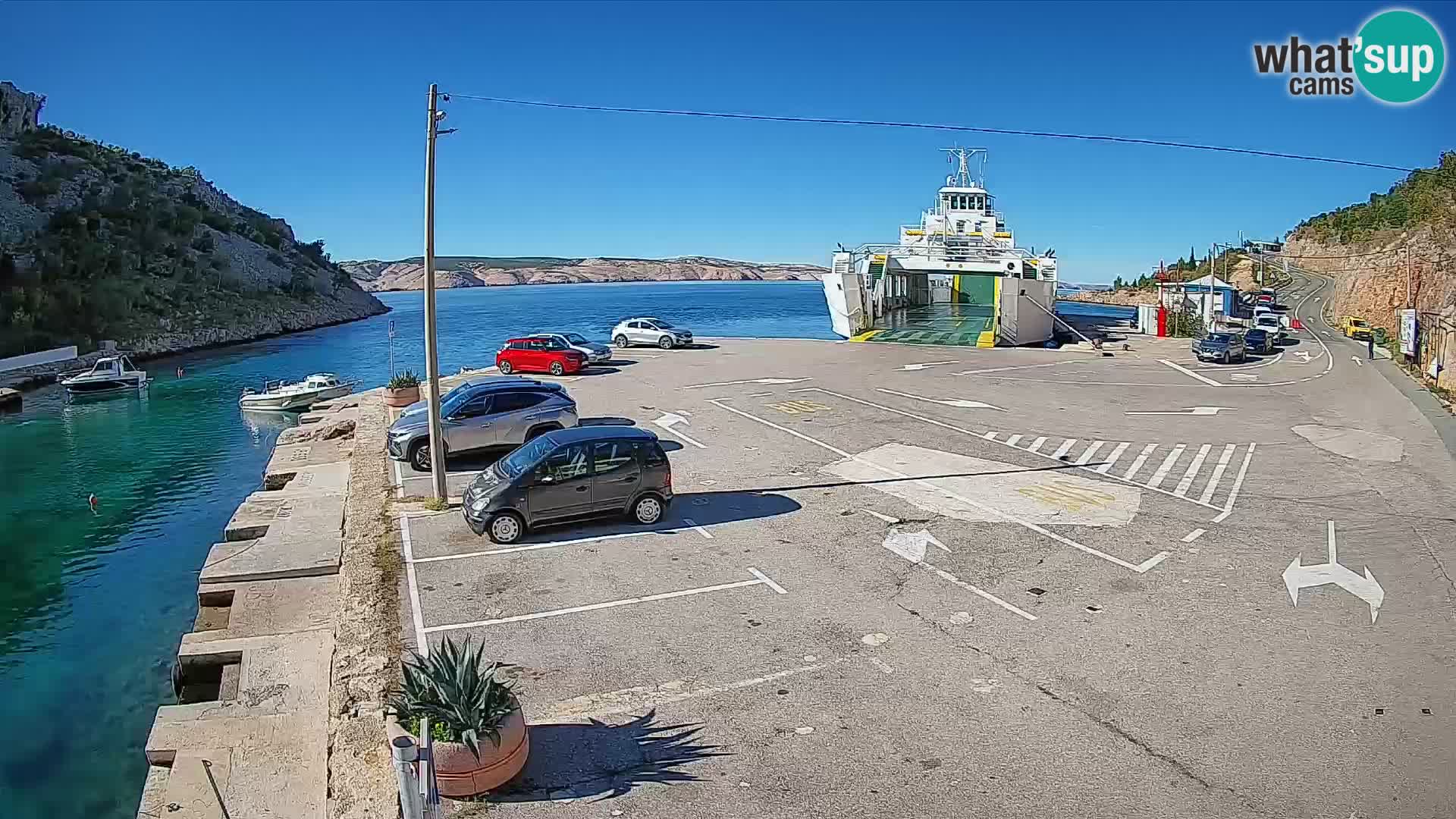 Spletna kamera trajektno pristanišče Prizna – proti otoku Pag