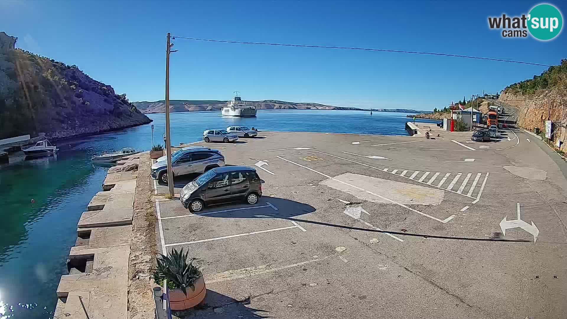 Spletna kamera trajektno pristanišče Prizna – proti otoku Pag