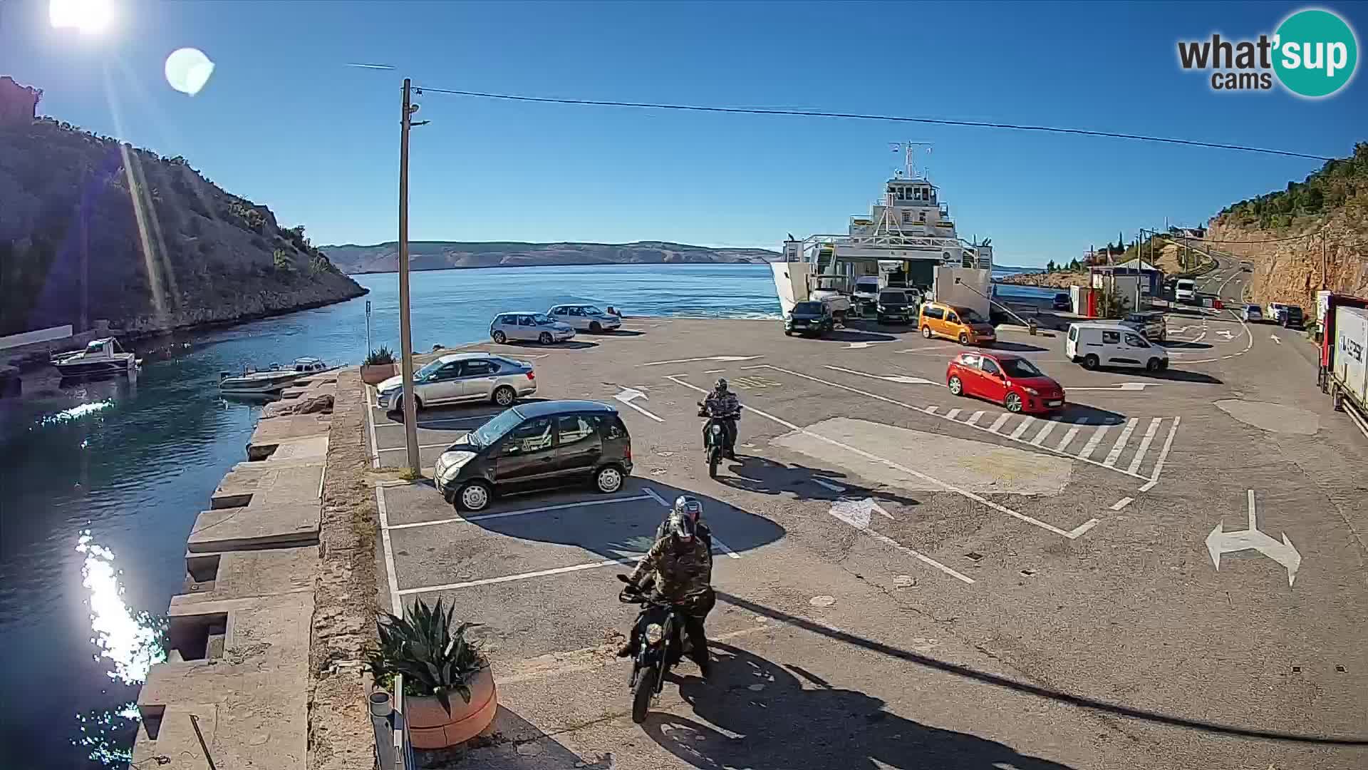 Spletna kamera trajektno pristanišče Prizna – proti otoku Pag