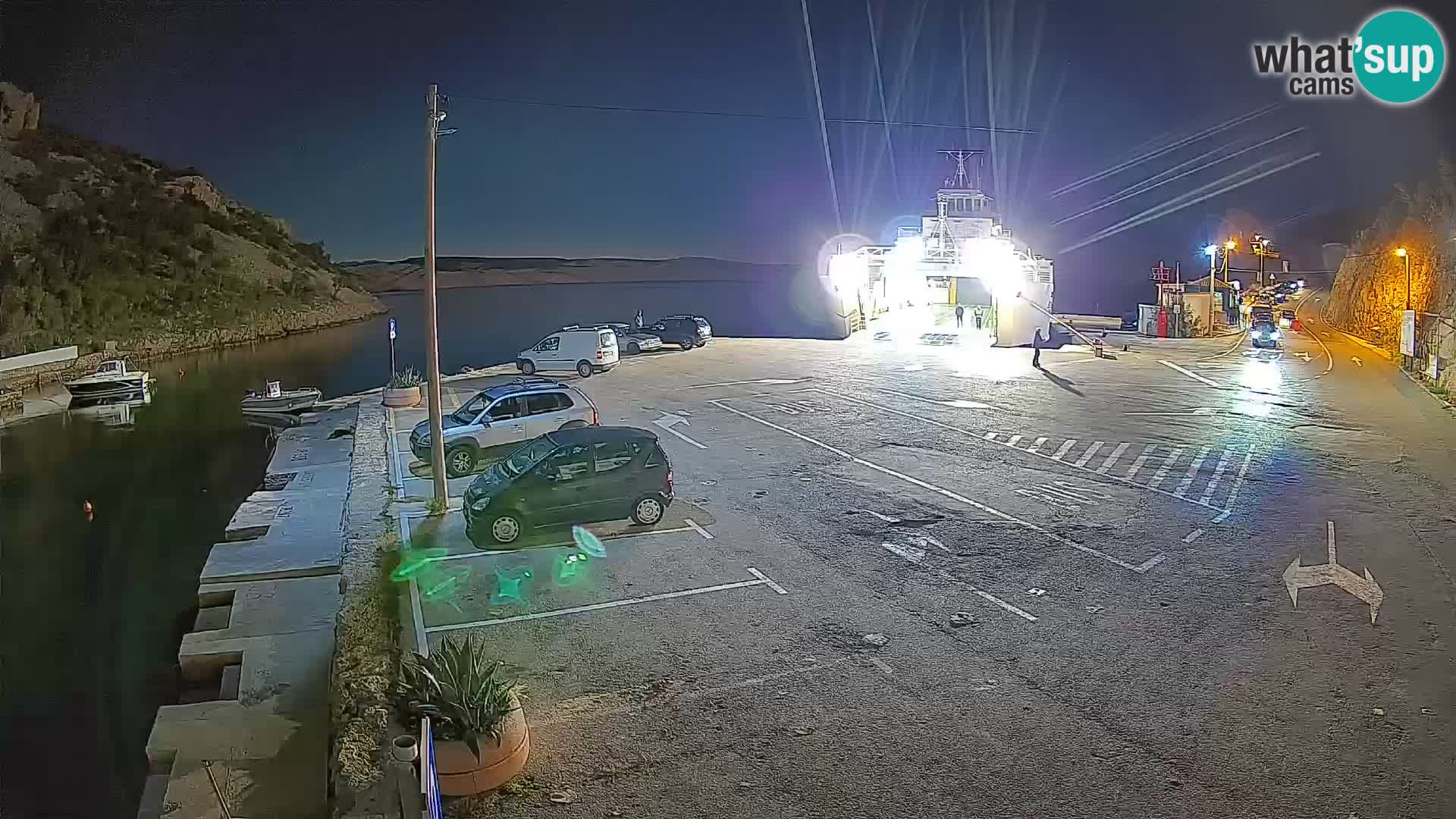 Spletna kamera trajektno pristanišče Prizna – proti otoku Pag