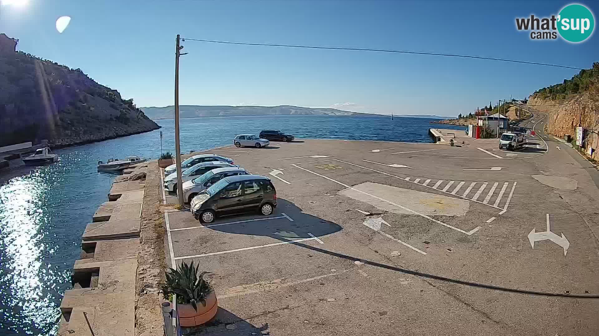 Spletna kamera trajektno pristanišče Prizna – proti otoku Pag