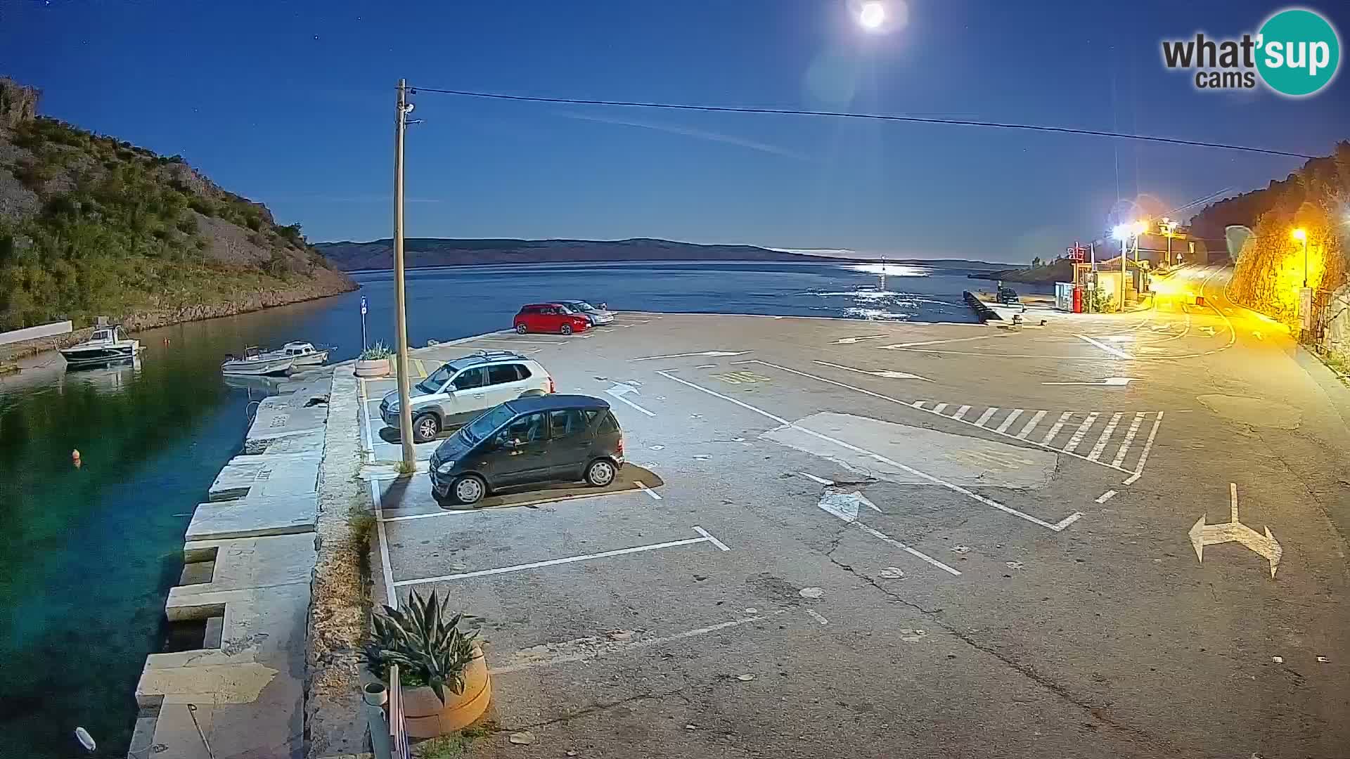 Spletna kamera trajektno pristanišče Prizna – proti otoku Pag