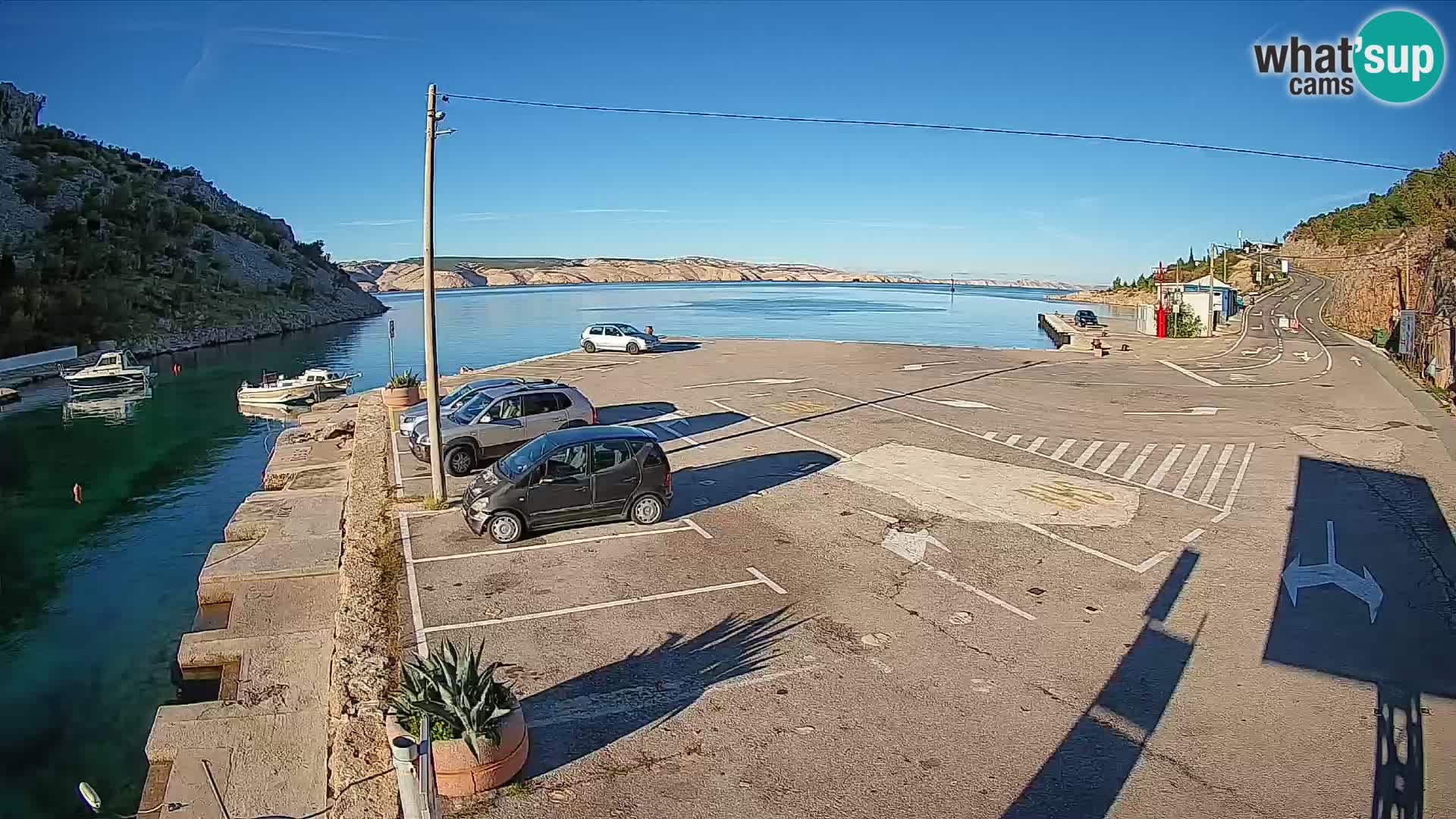 Spletna kamera trajektno pristanišče Prizna – proti otoku Pag