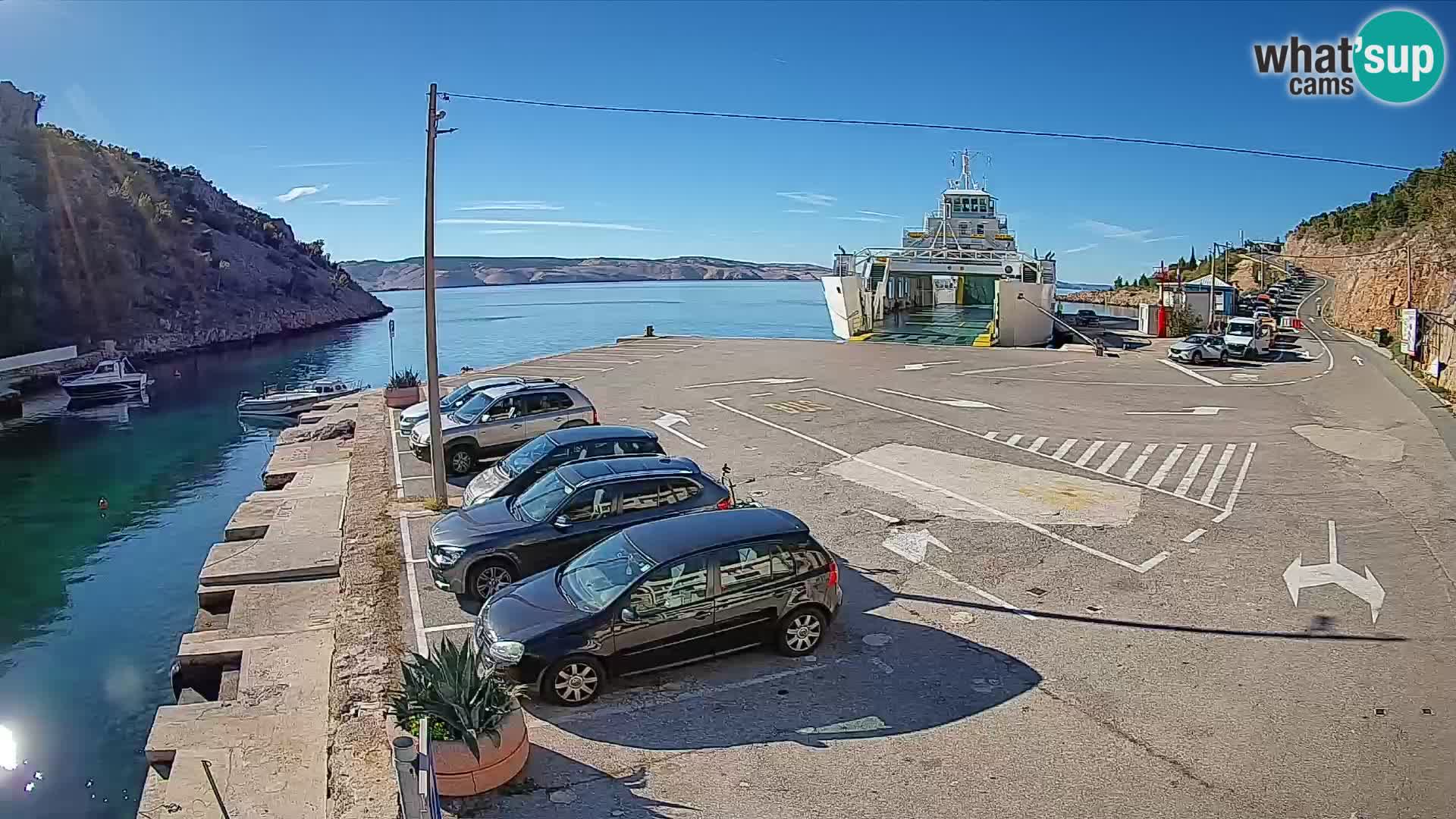 Spletna kamera trajektno pristanišče Prizna – proti otoku Pag