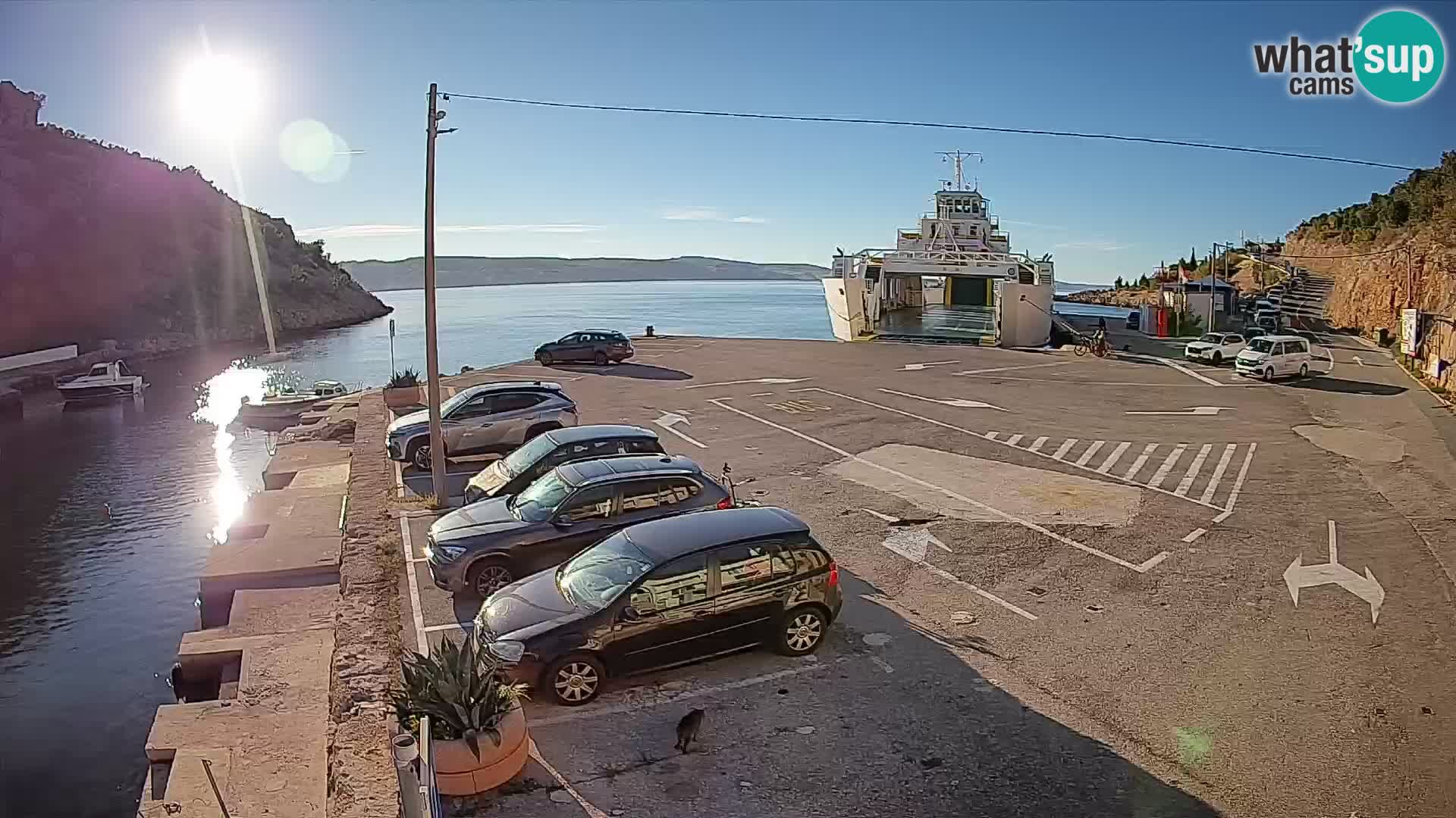 Spletna kamera trajektno pristanišče Prizna – proti otoku Pag