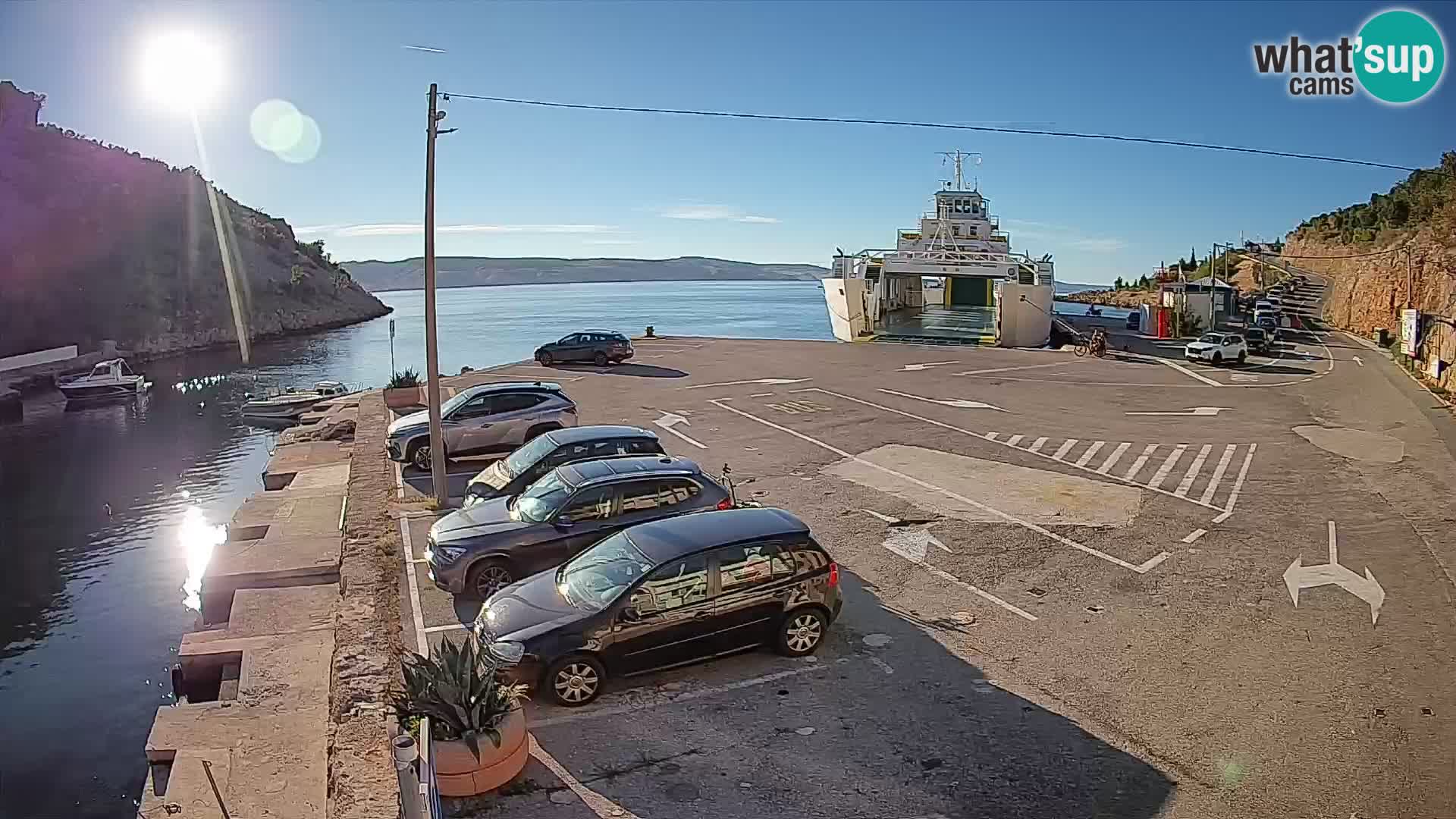 Spletna kamera trajektno pristanišče Prizna – proti otoku Pag