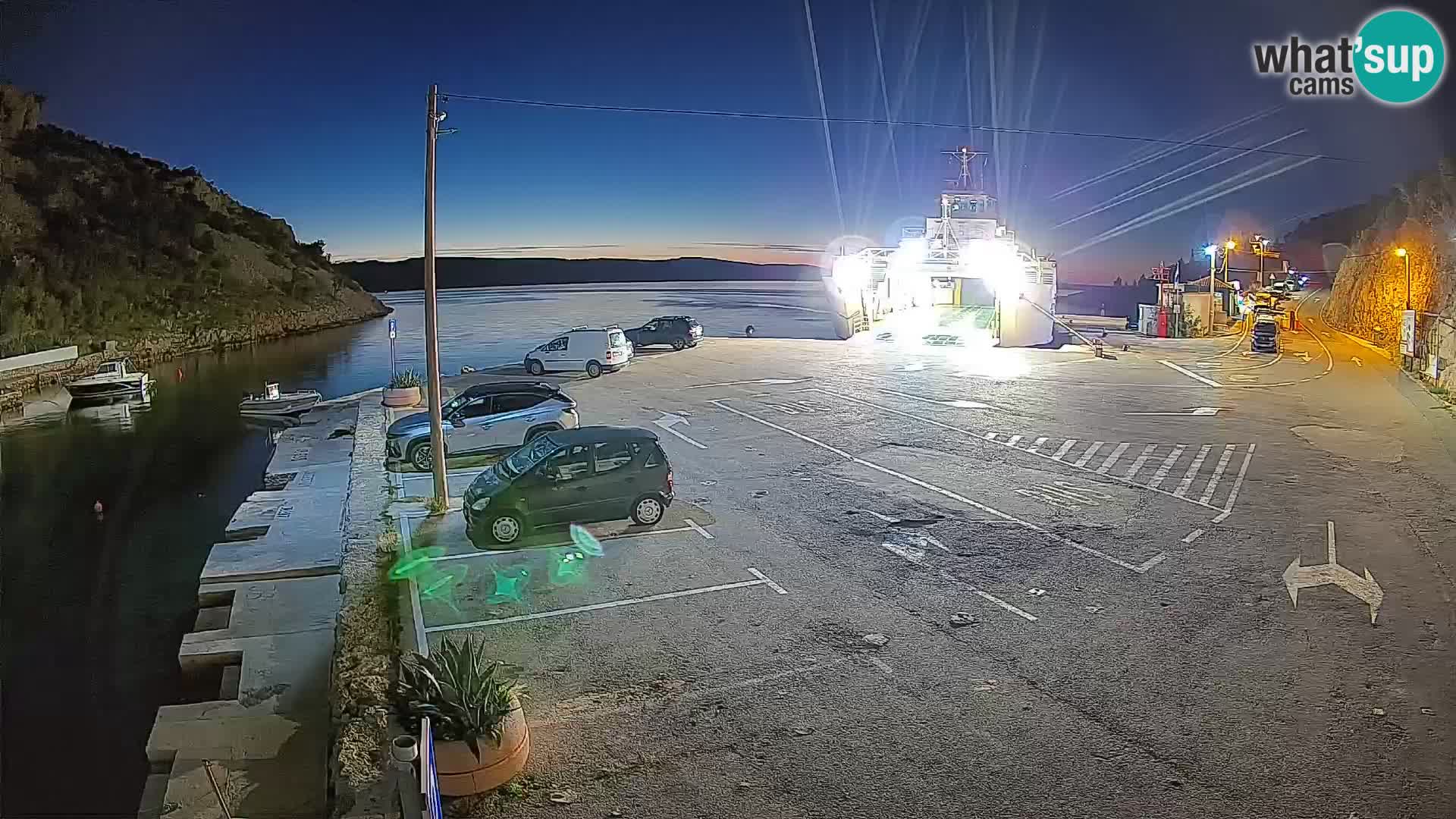 Spletna kamera trajektno pristanišče Prizna – proti otoku Pag