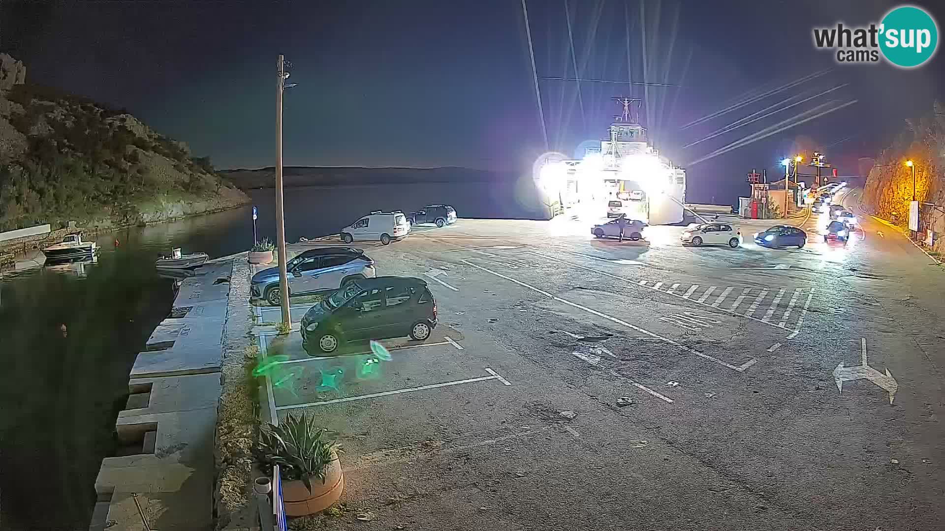 Spletna kamera trajektno pristanišče Prizna – proti otoku Pag