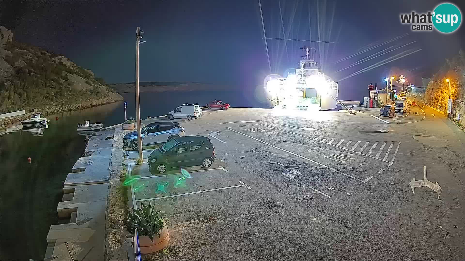 Spletna kamera trajektno pristanišče Prizna – proti otoku Pag