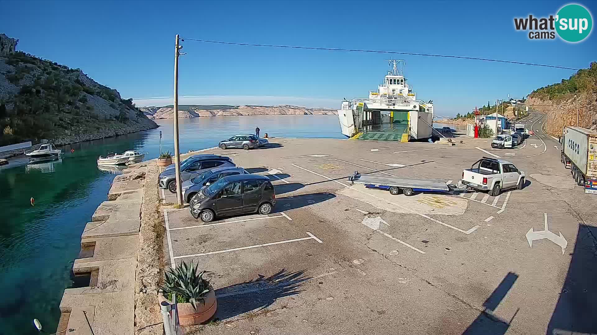 Spletna kamera trajektno pristanišče Prizna – proti otoku Pag