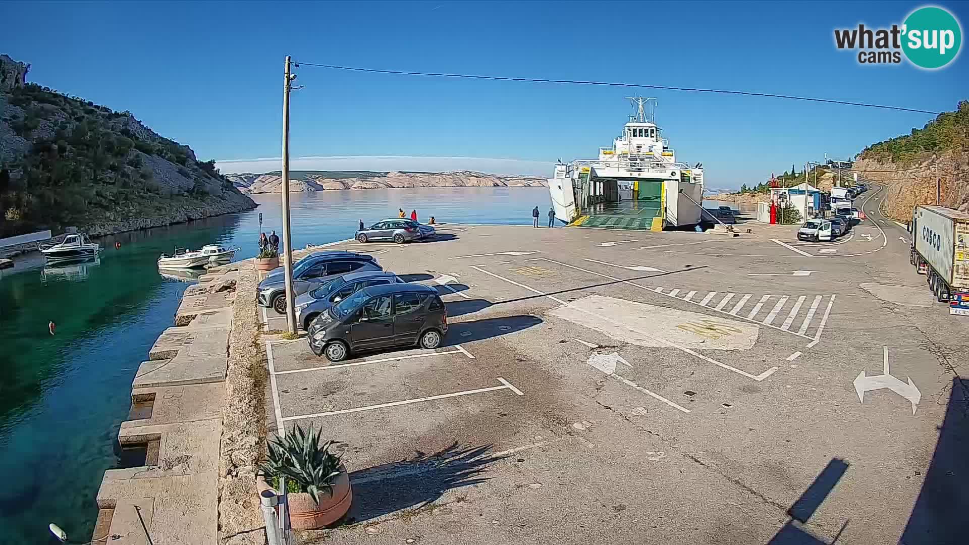 Spletna kamera trajektno pristanišče Prizna – proti otoku Pag