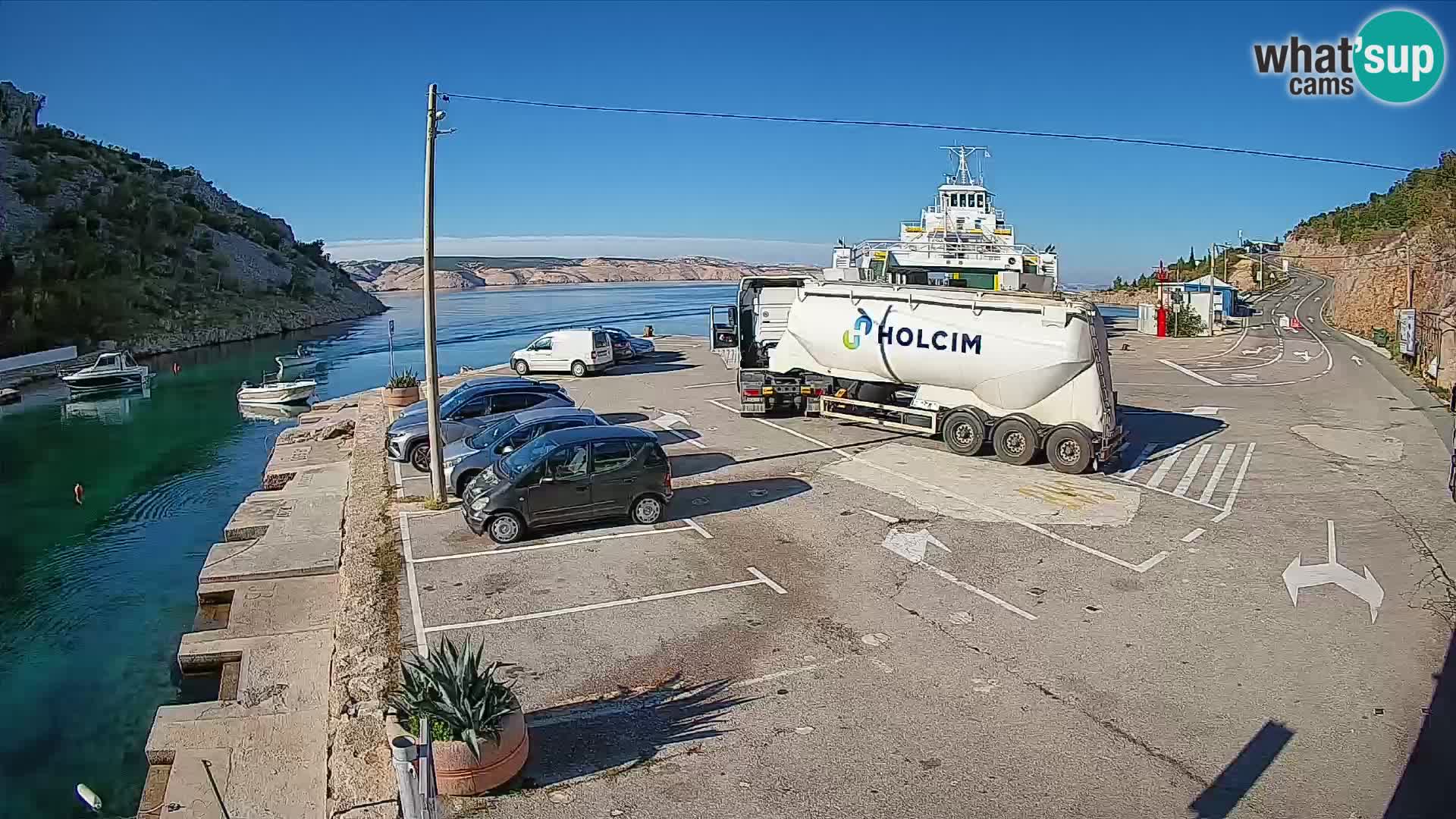 Spletna kamera trajektno pristanišče Prizna – proti otoku Pag