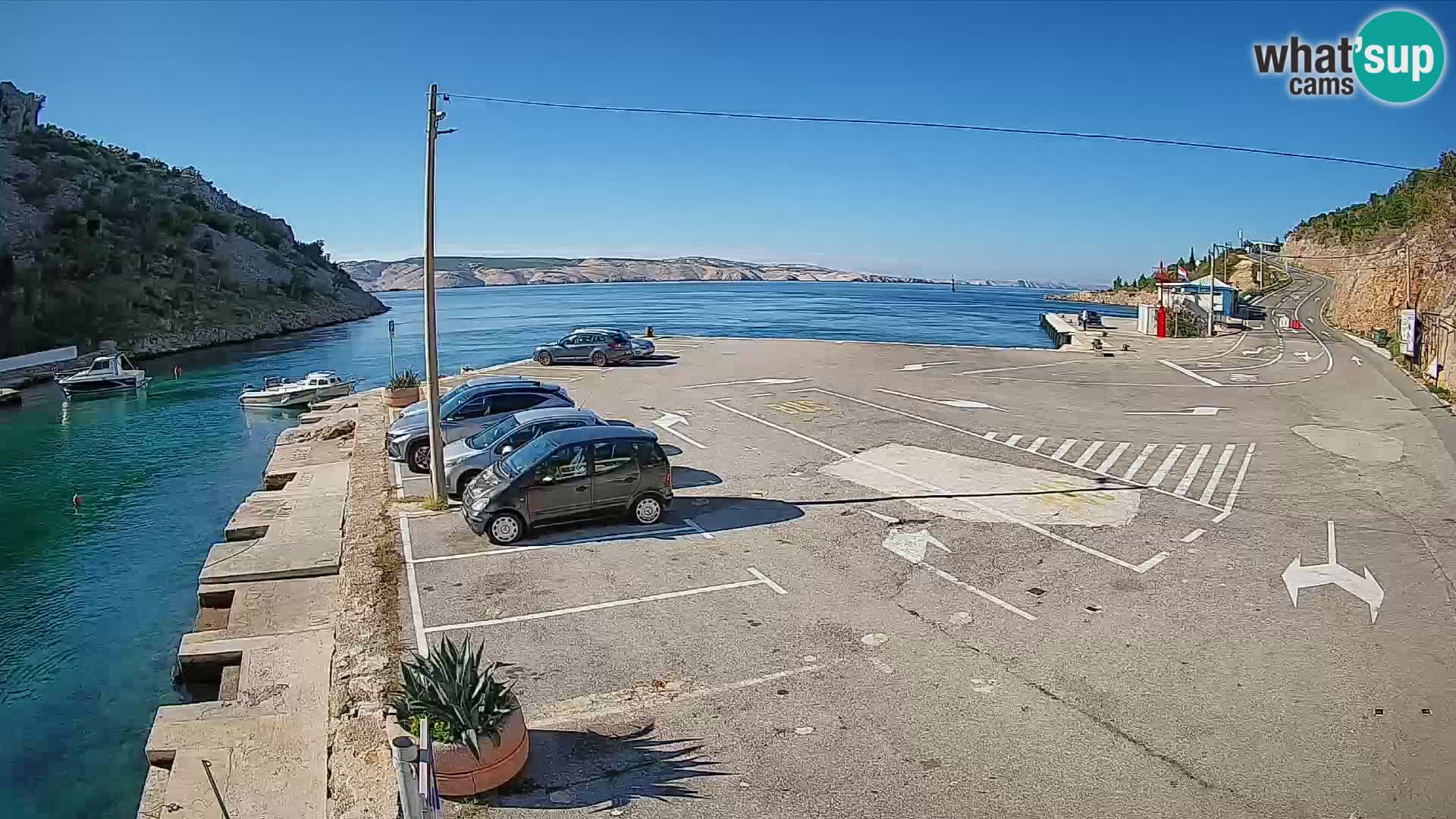 Spletna kamera trajektno pristanišče Prizna – proti otoku Pag