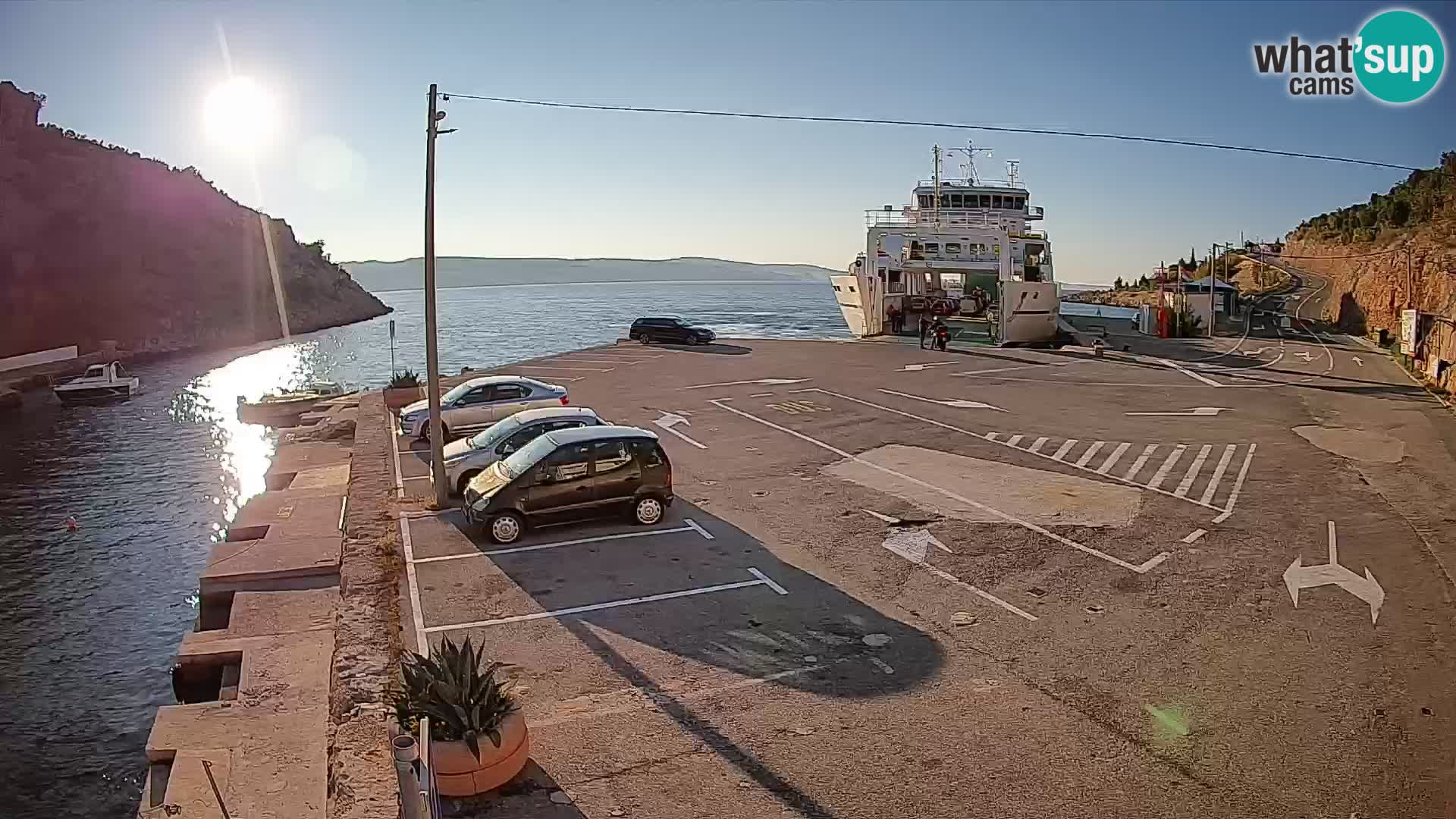 Spletna kamera trajektno pristanišče Prizna – proti otoku Pag