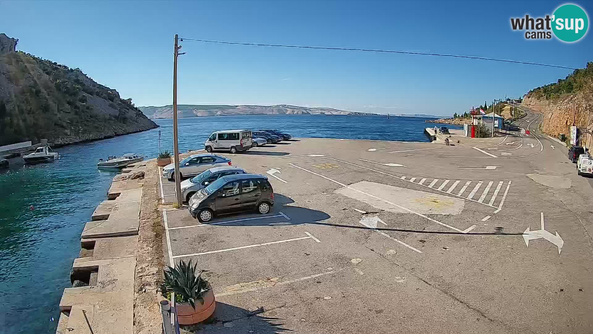 Spletna kamera trajektno pristanišče Prizna – proti otoku Pag