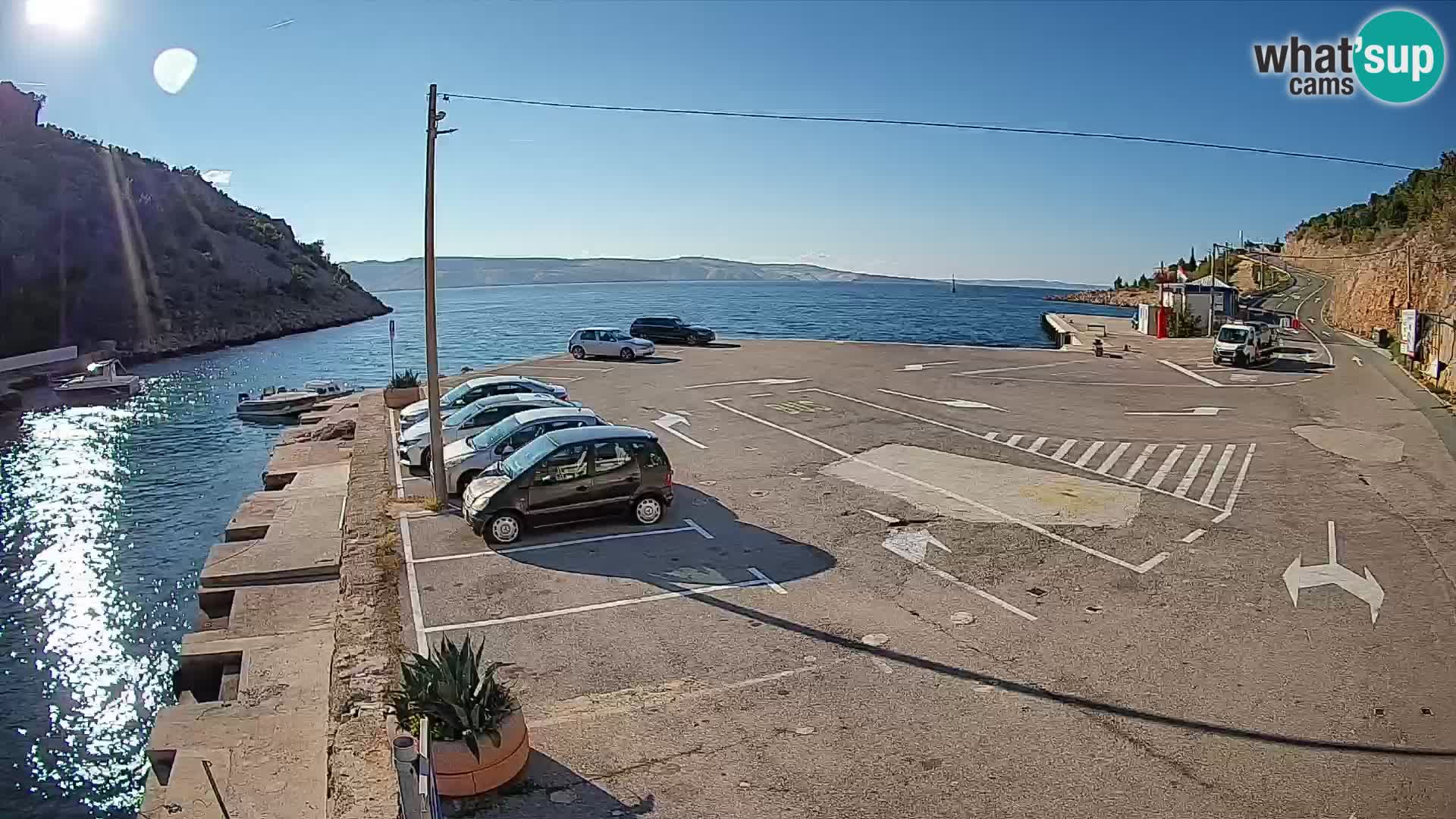 Spletna kamera trajektno pristanišče Prizna – proti otoku Pag