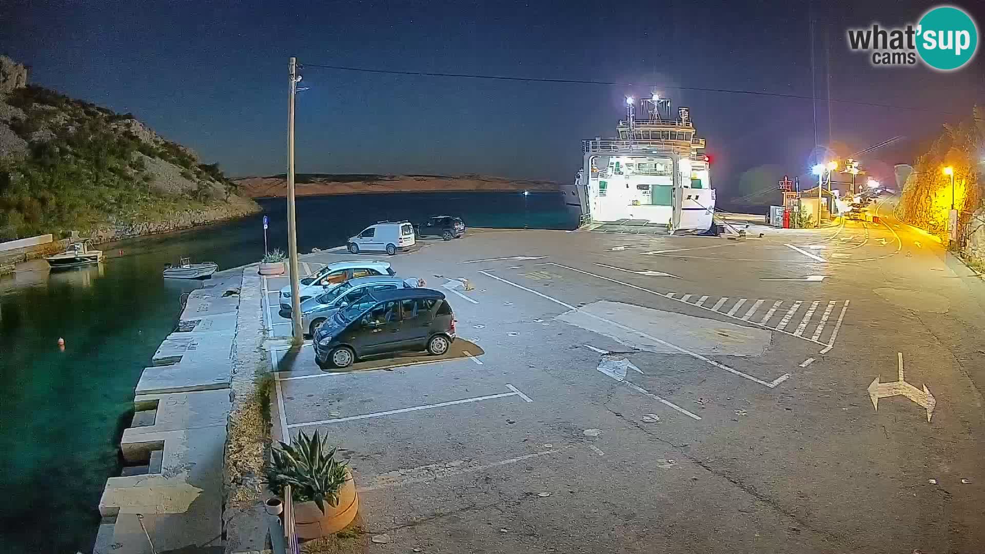 Spletna kamera trajektno pristanišče Prizna – proti otoku Pag