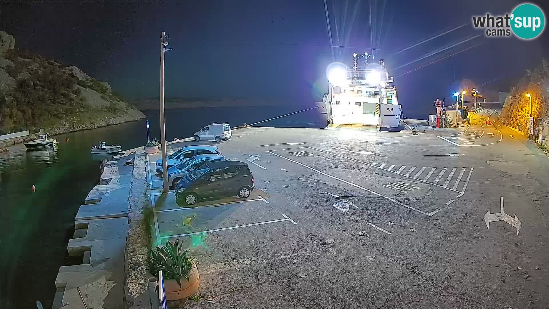 Spletna kamera trajektno pristanišče Prizna – proti otoku Pag