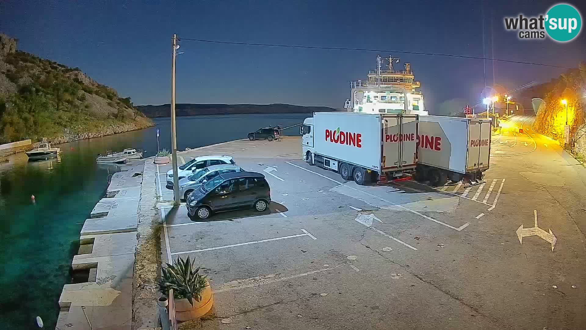 Spletna kamera trajektno pristanišče Prizna – proti otoku Pag