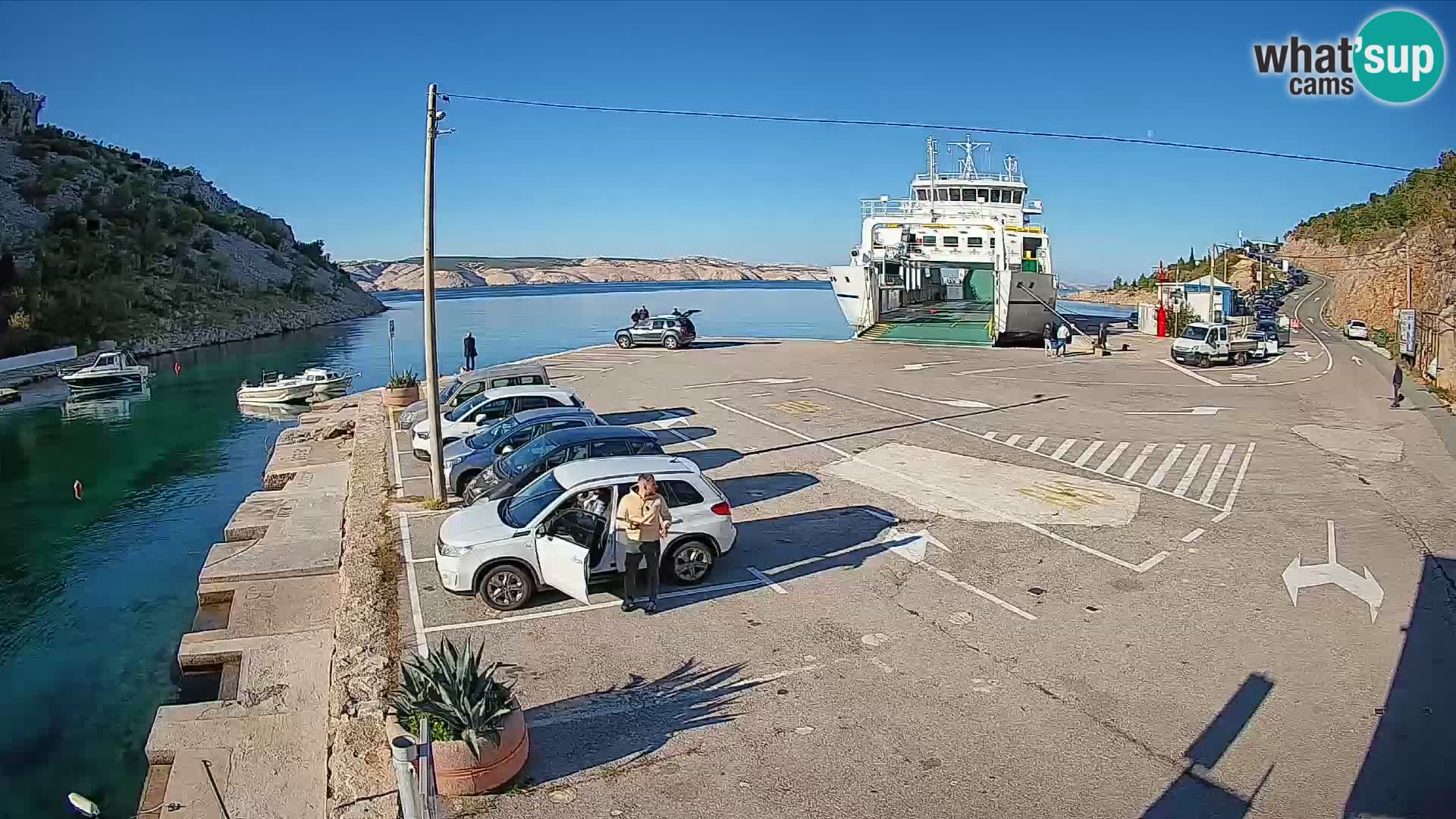 Spletna kamera trajektno pristanišče Prizna – proti otoku Pag