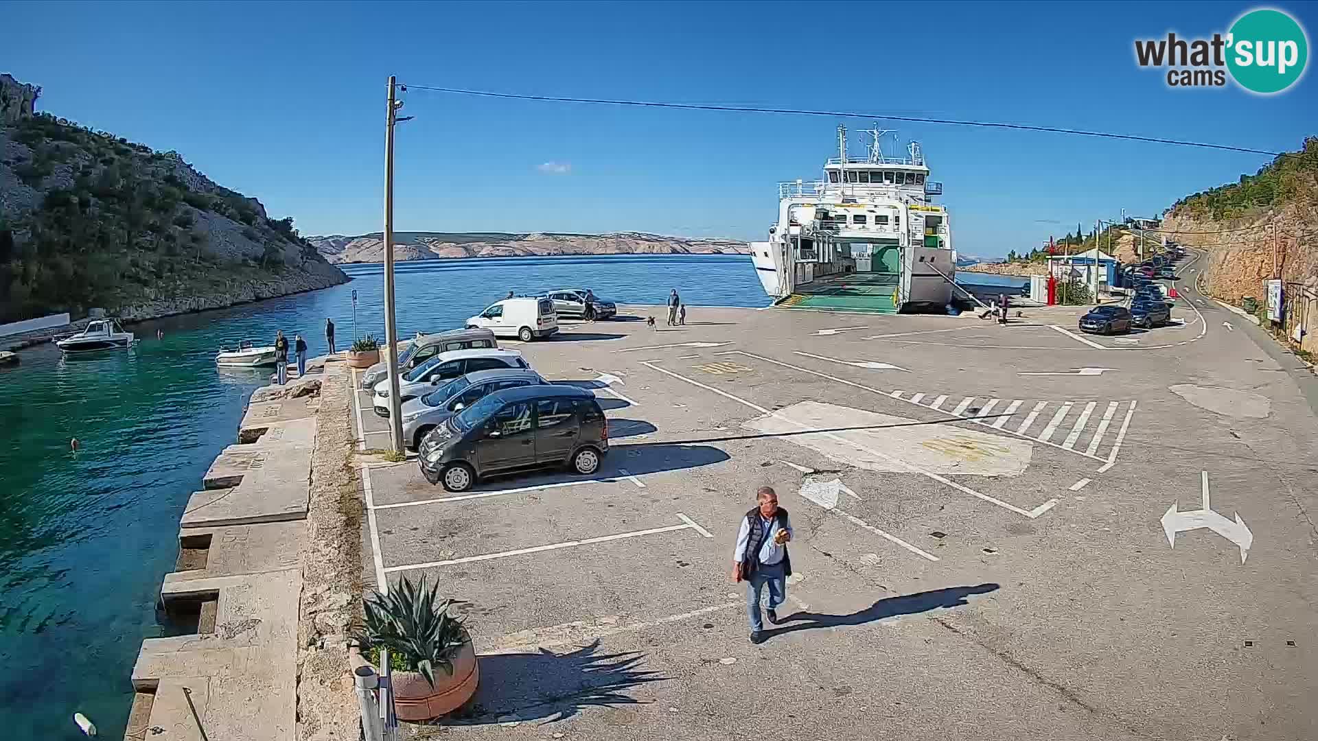 Spletna kamera trajektno pristanišče Prizna – proti otoku Pag